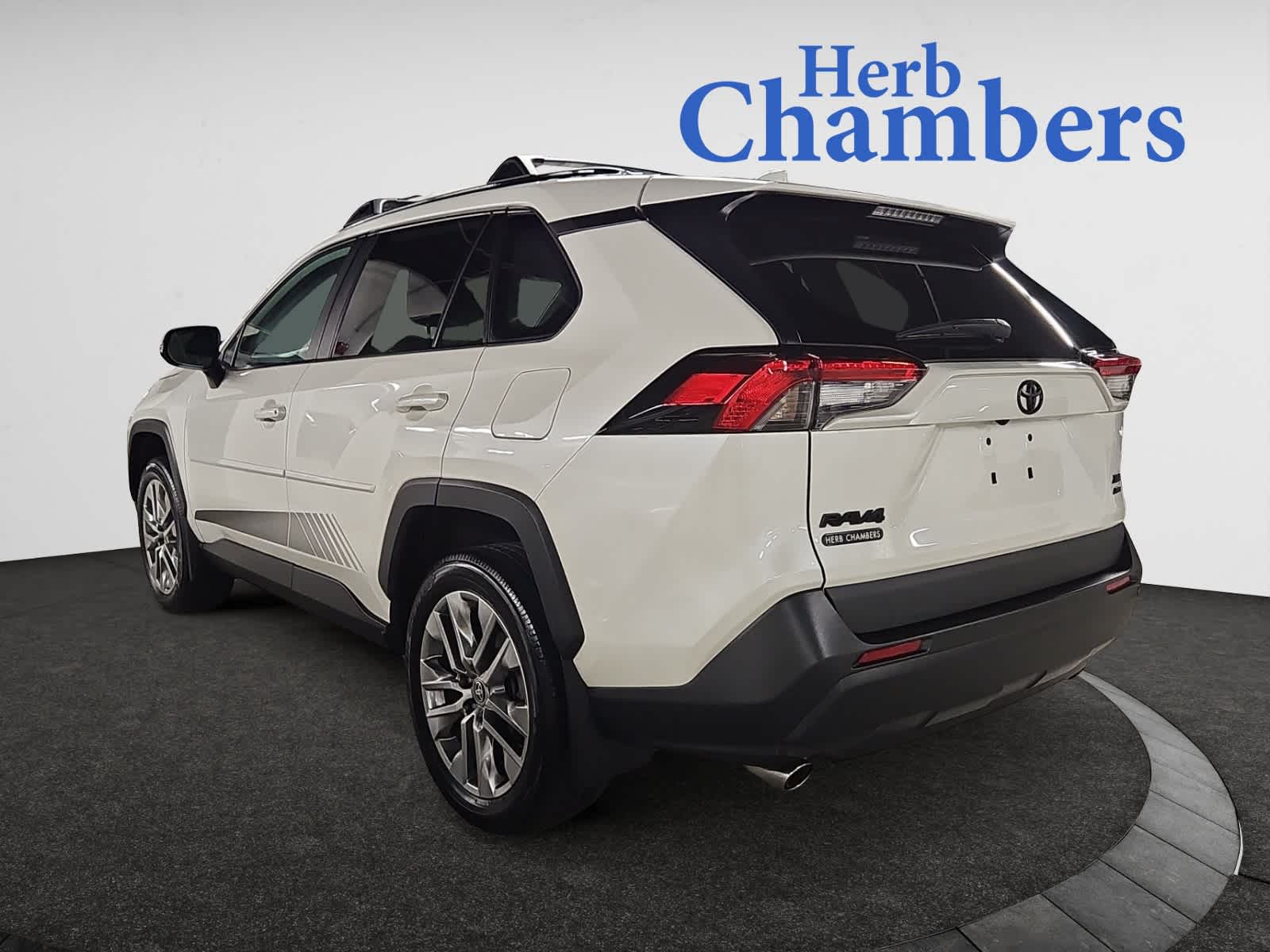 2022 Toyota RAV4 XLE Premium photo 3