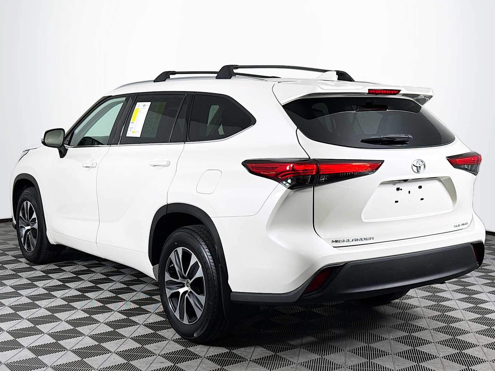 2021 Toyota Highlander XLE photo 3