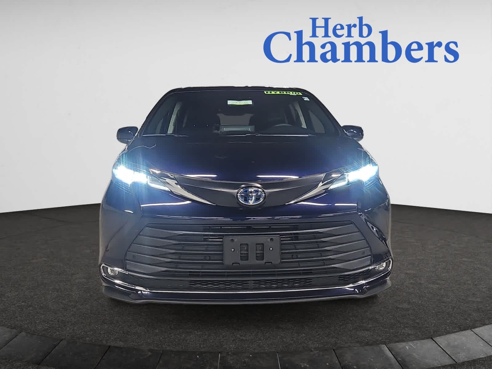 2022 Toyota Sienna XLE photo 2