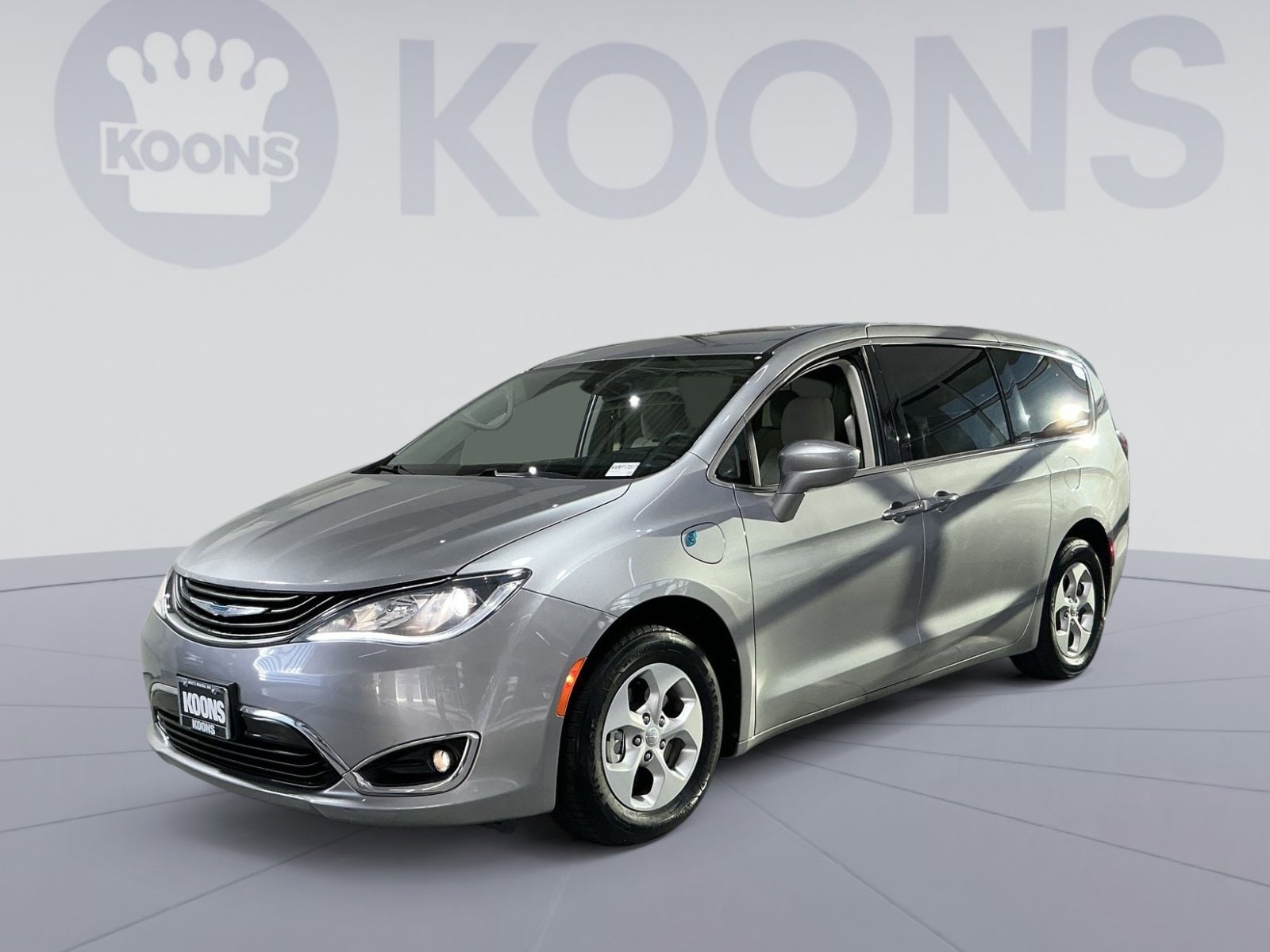 2017 Chrysler Pacifica Hybrid Touring Plus's photo