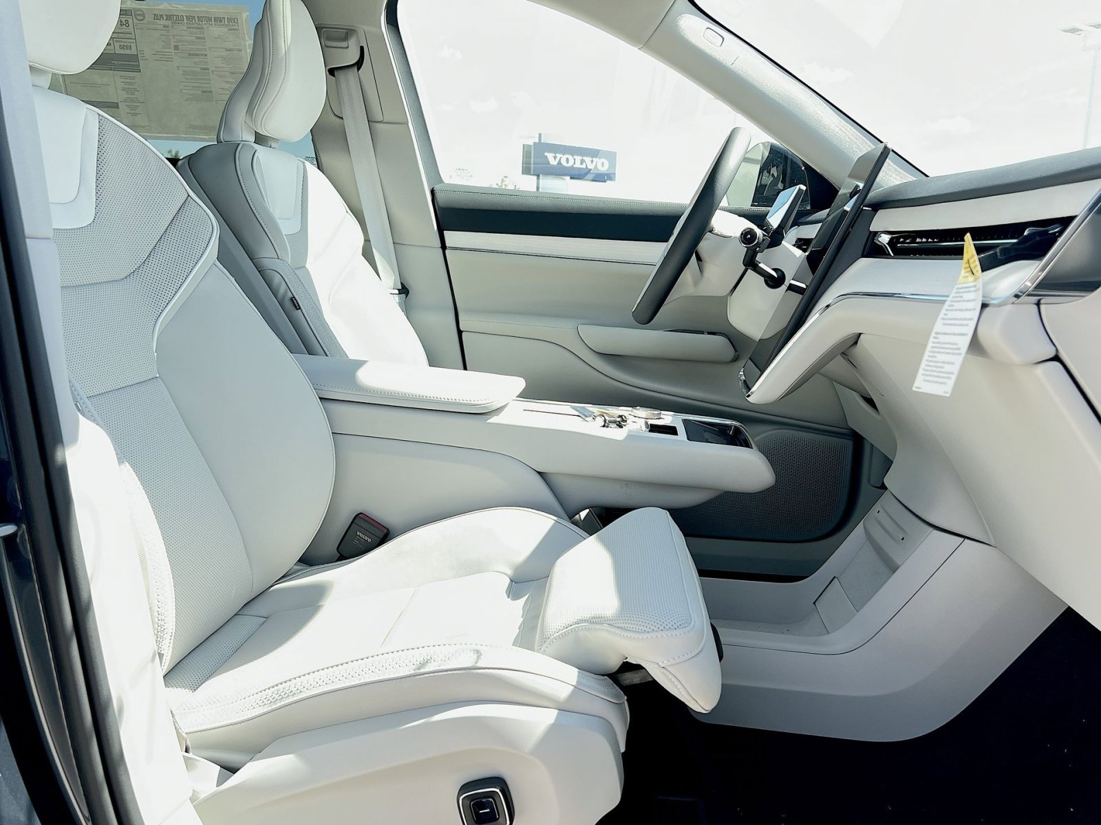 2025 Volvo EX90 Plus - Photo 28