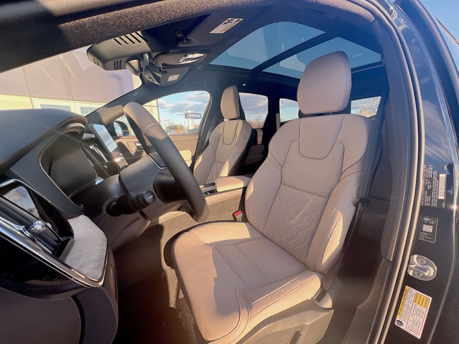 2026 Volvo XC60 Plus - Photo 13