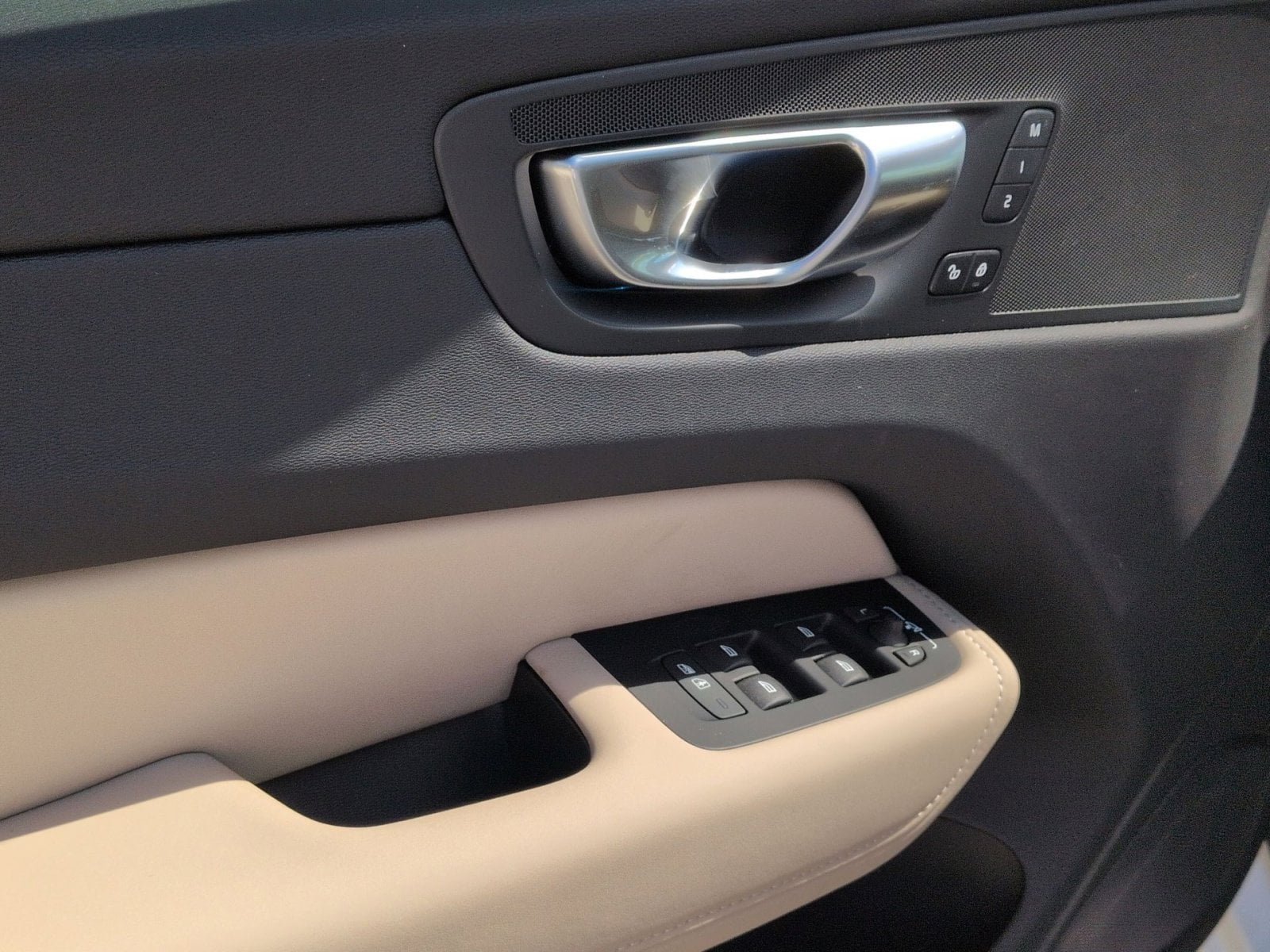 2026 Volvo XC60 Plus - Photo 15