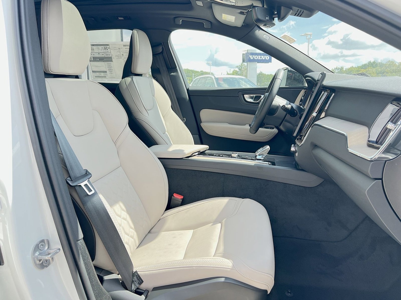 2026 Volvo XC60 Plus - Photo 27