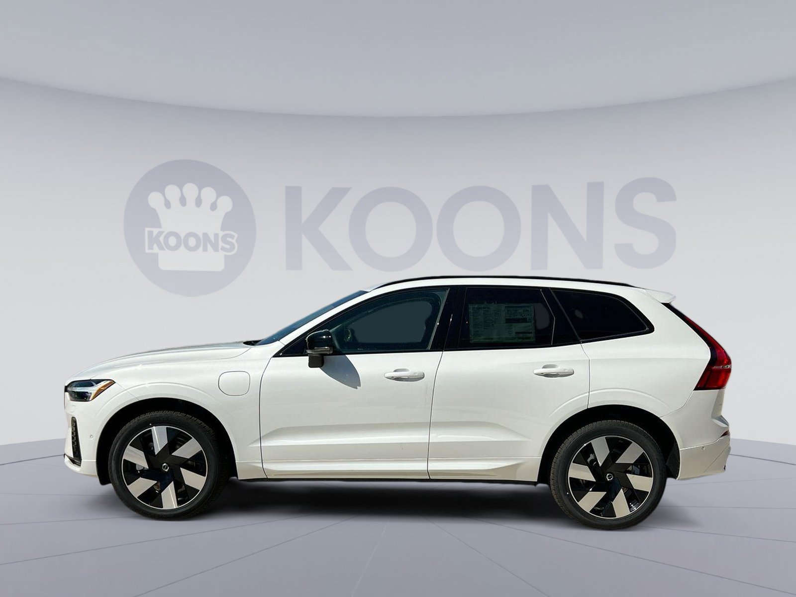 2024 Volvo XC60 Hybrid T8 Plus photo 2