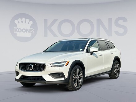 2025 Volvo V60 Cross Country B5 Plus Wagon I-4 cyl