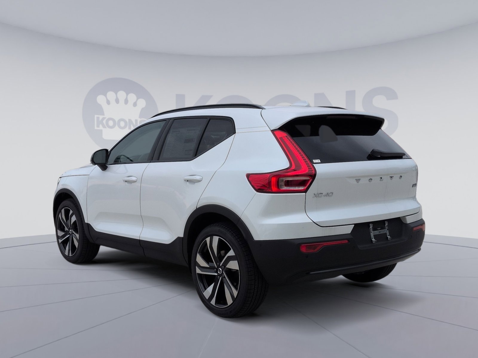 2026 Volvo XC40 photo 2
