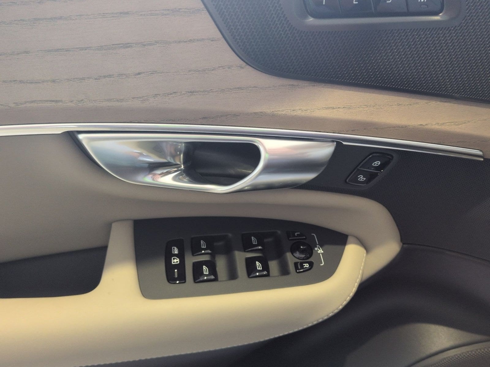 2026 Volvo XC90 Plus - Photo 23