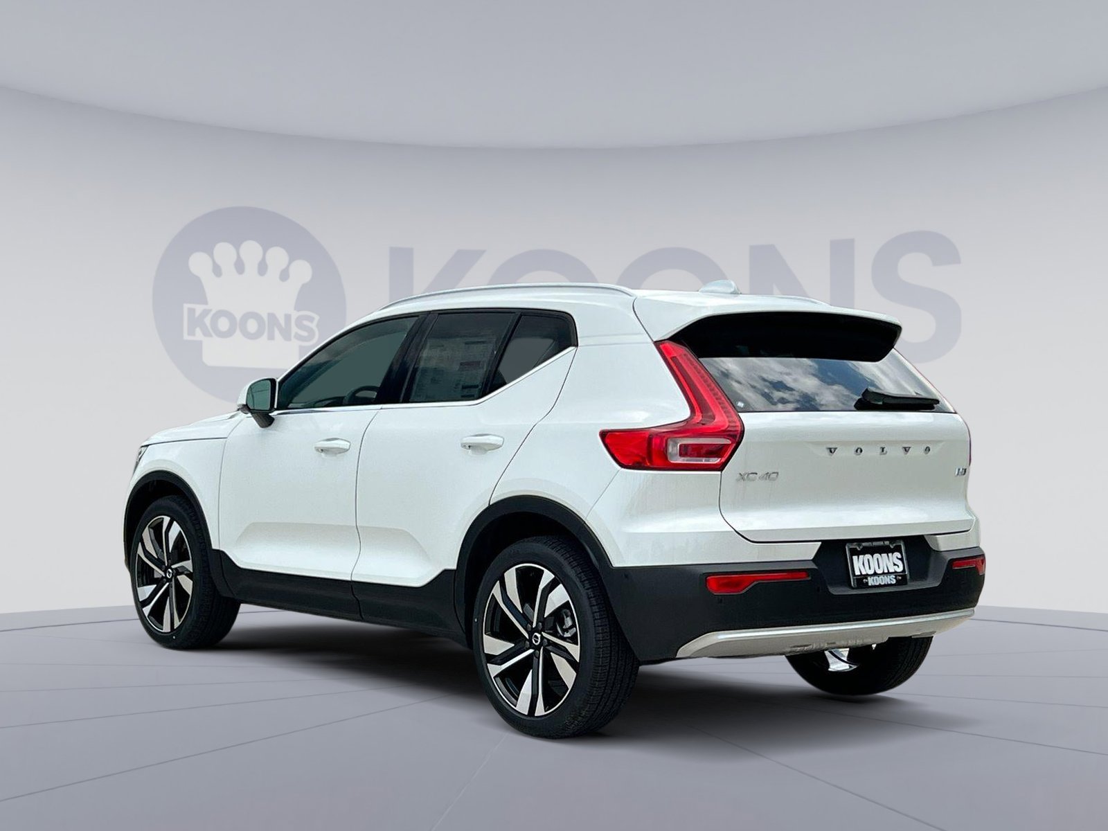 2025 Volvo XC40 AWD photo 3