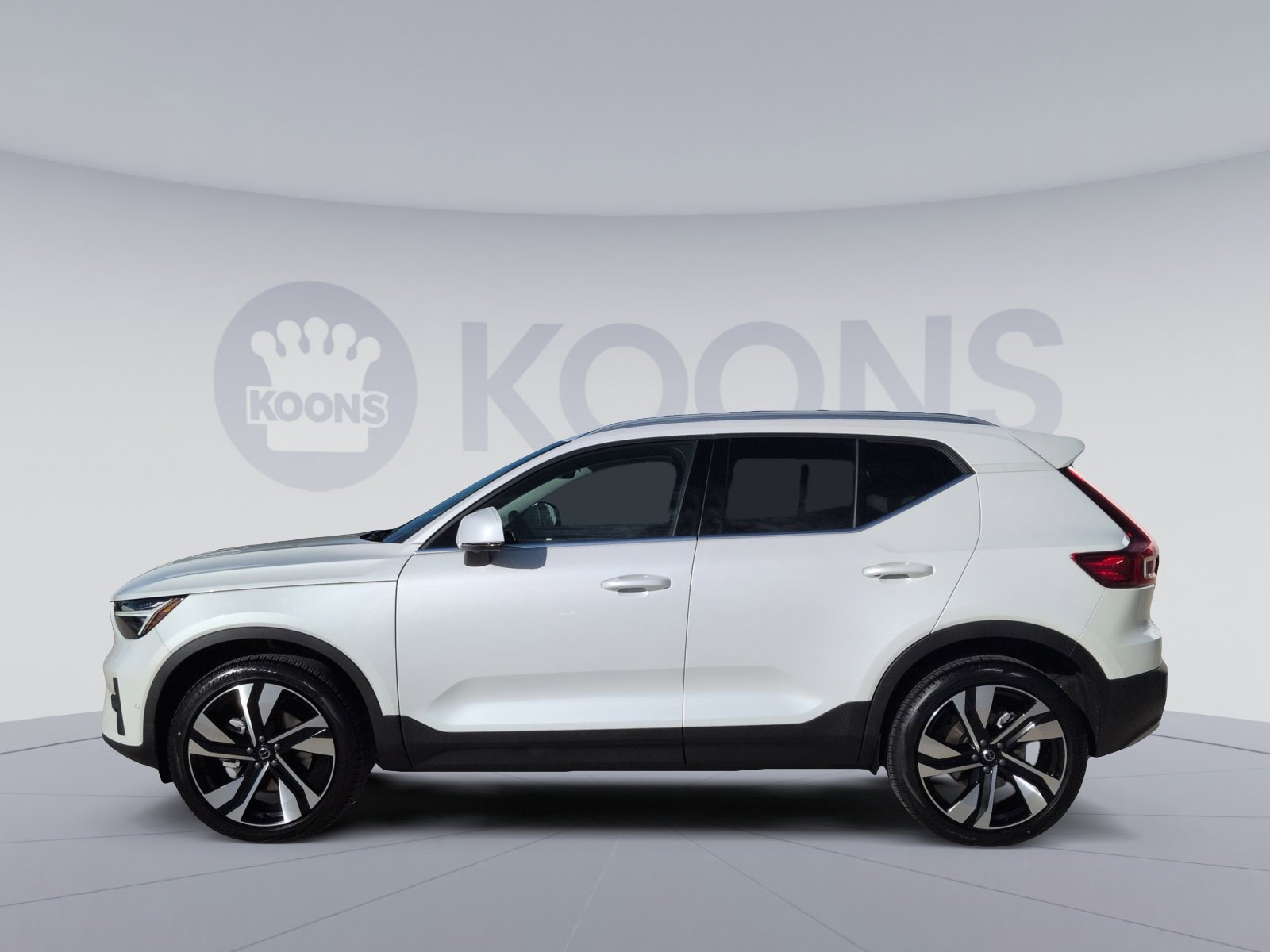 2025 Volvo XC40 AWD photo 2