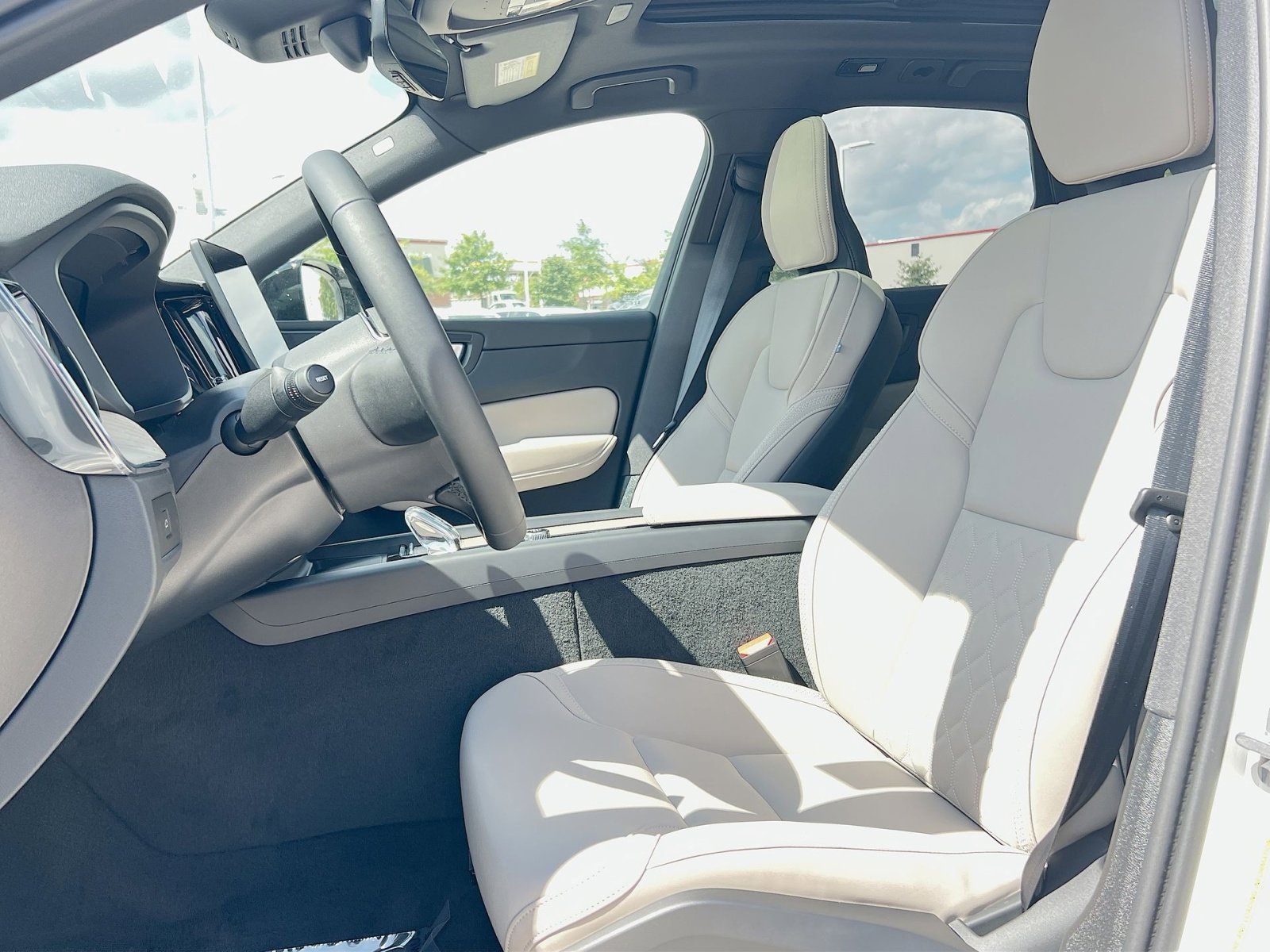2026 Volvo XC60 Plus - Photo 13