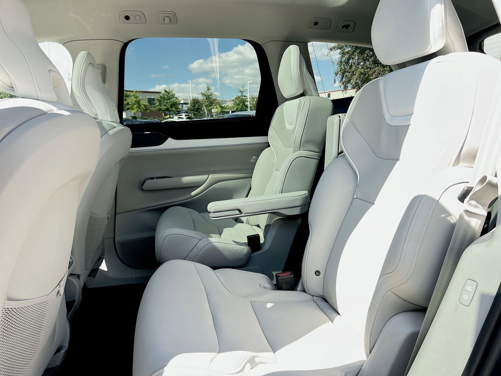 2025 Volvo EX90 Plus - Photo 25