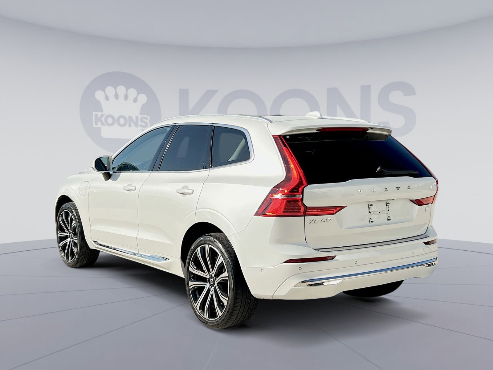 2023 Volvo XC60 Recharge Hybrid Ultimate photo 2