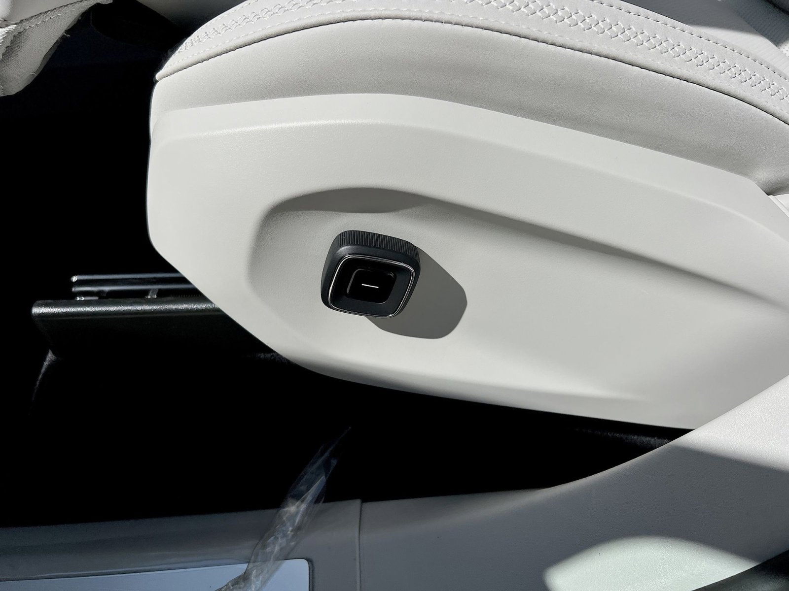 2025 Volvo EX90 Plus - Photo 14