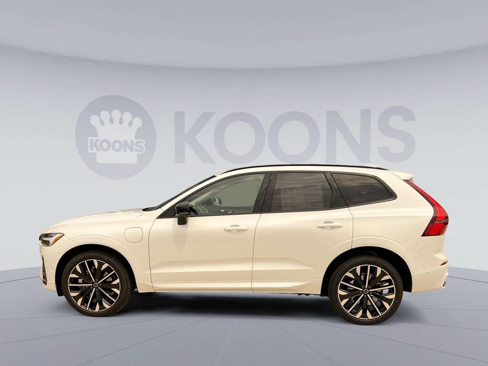 2026 Volvo XC60 Hybrid T8 photo 2