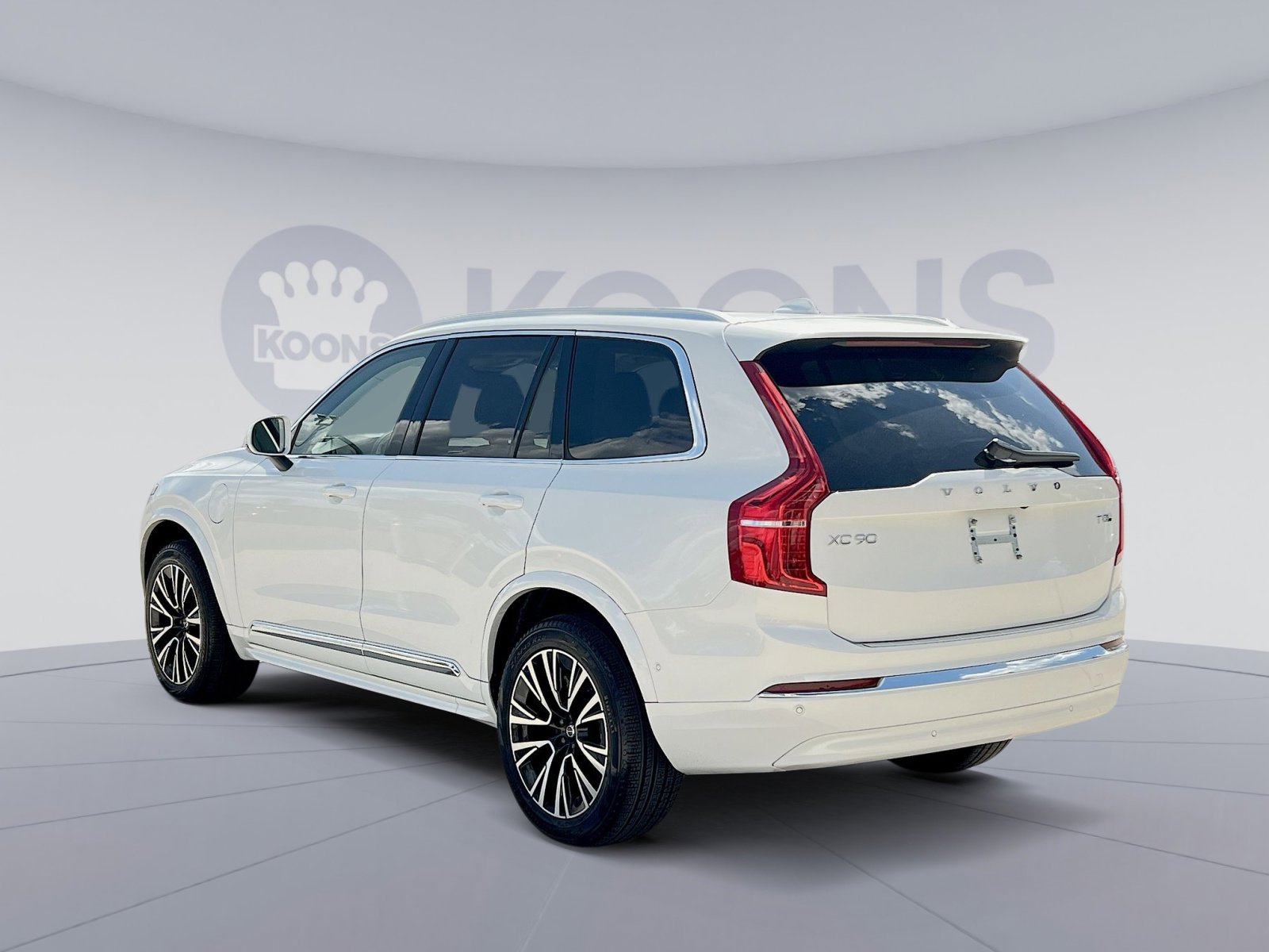 2025 Volvo XC90 T8 Plus photo 3