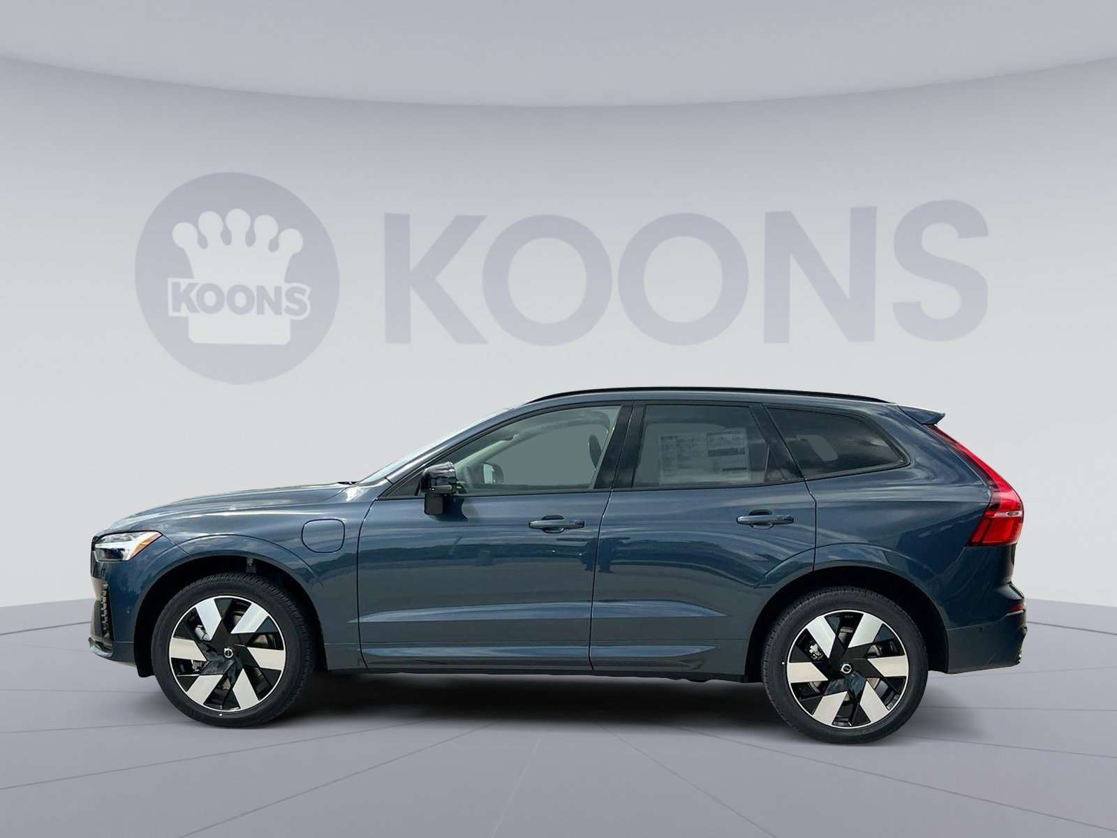 2025 Volvo XC60 Hybrid T8 Plus photo 2