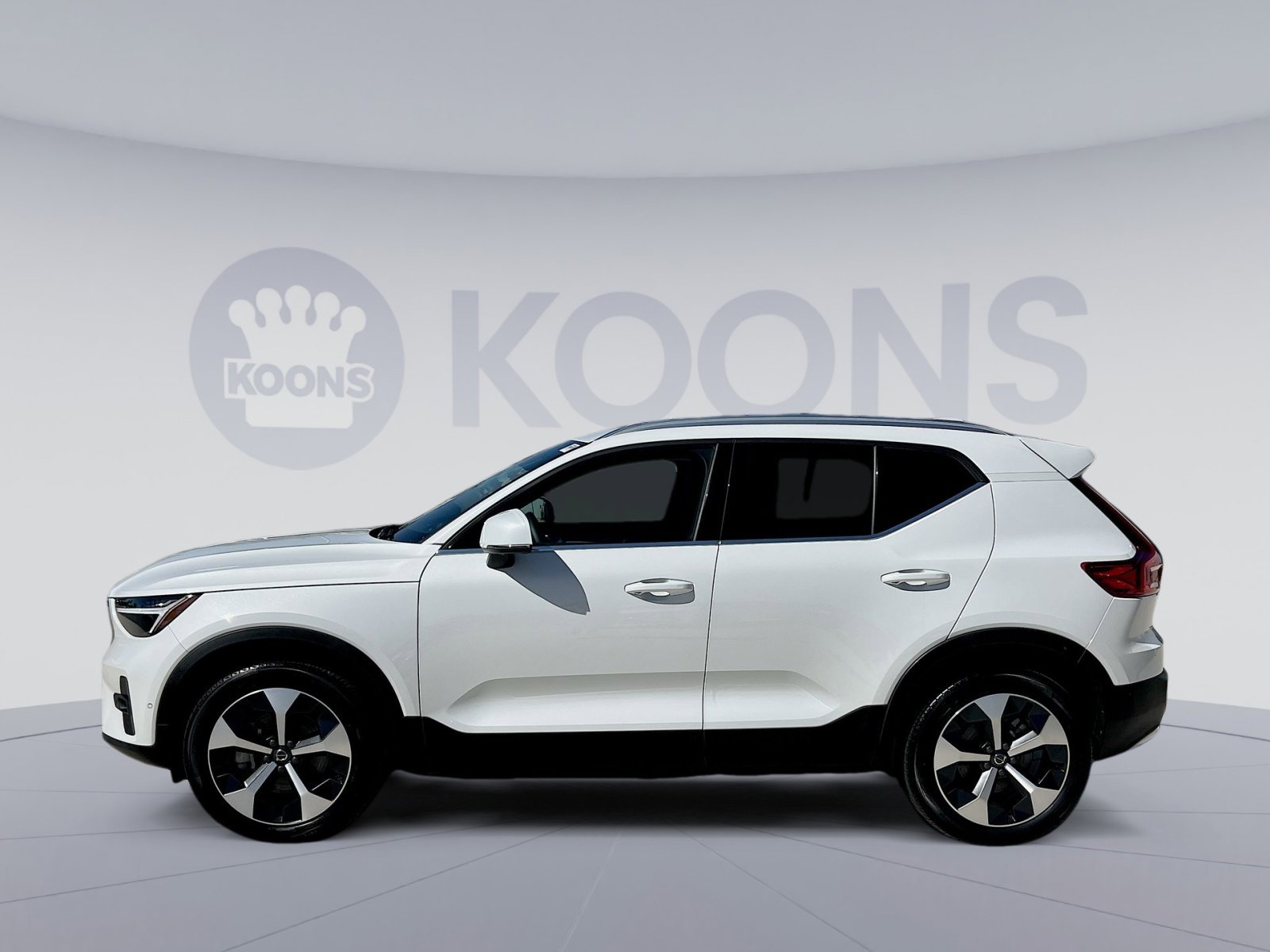 2025 Volvo XC40 Plus photo 2