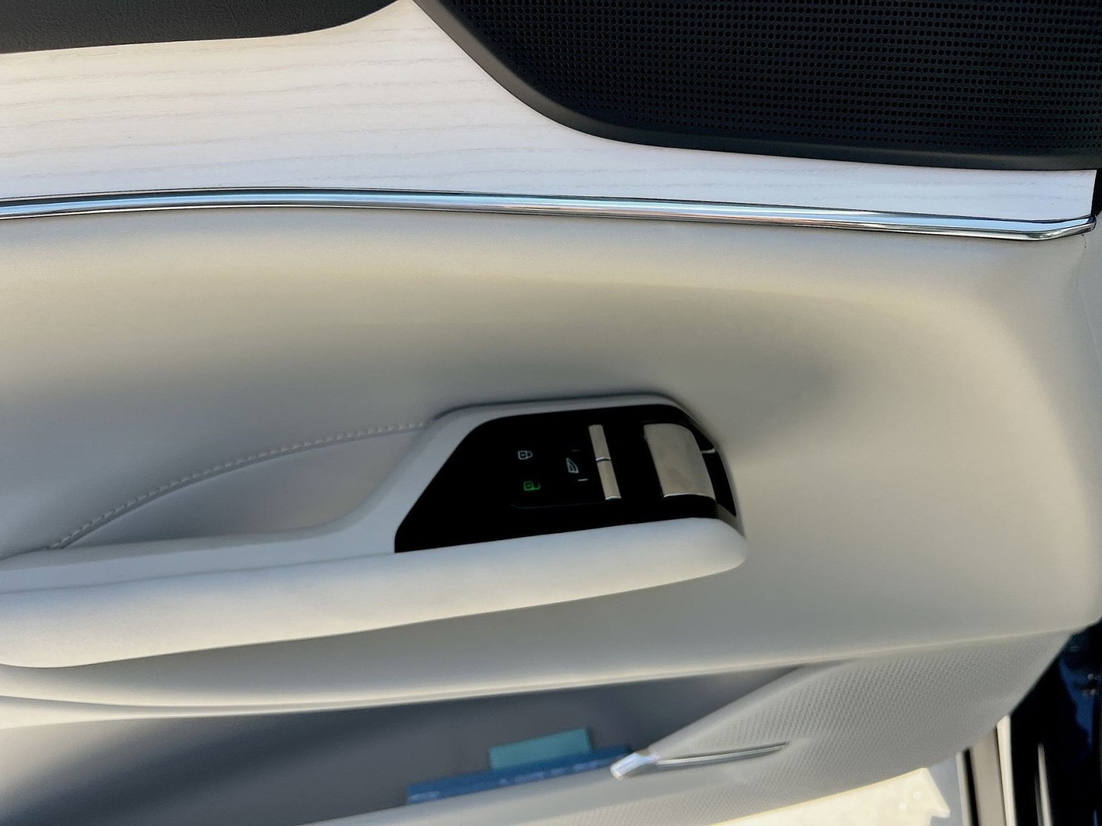 2025 Volvo EX90 Plus - Photo 15