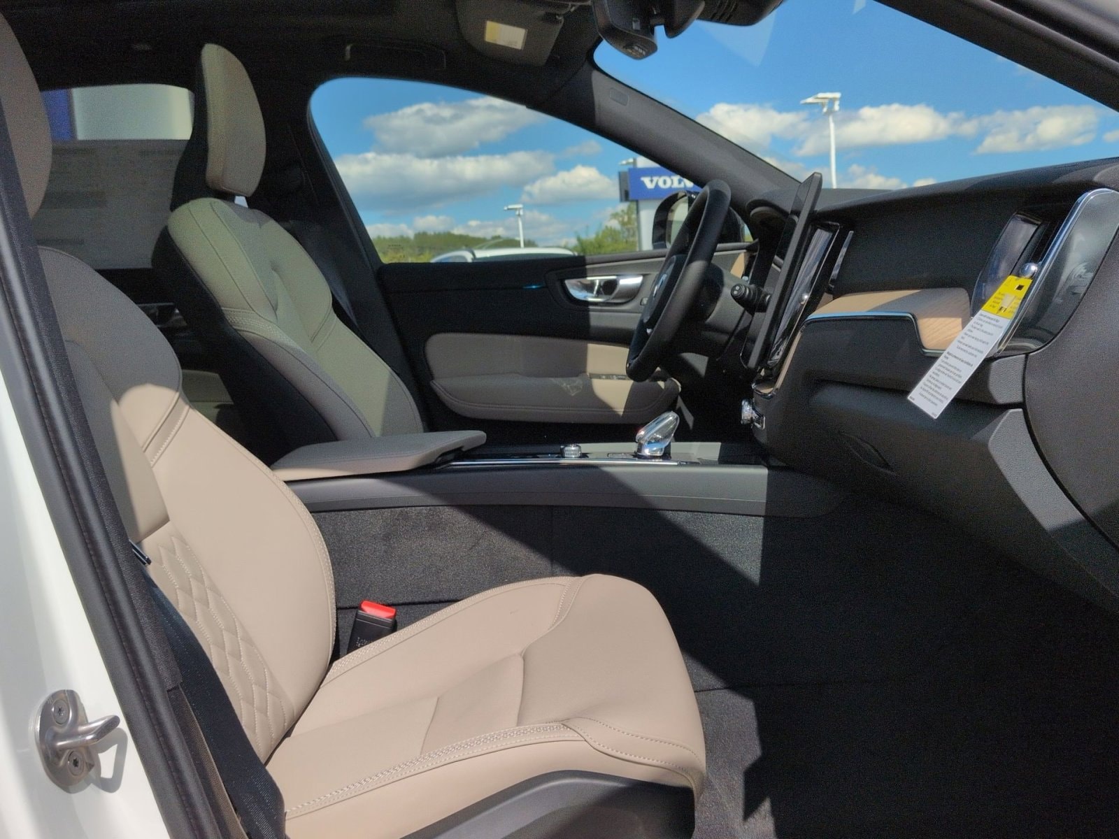 2026 Volvo XC60 Plus - Photo 27