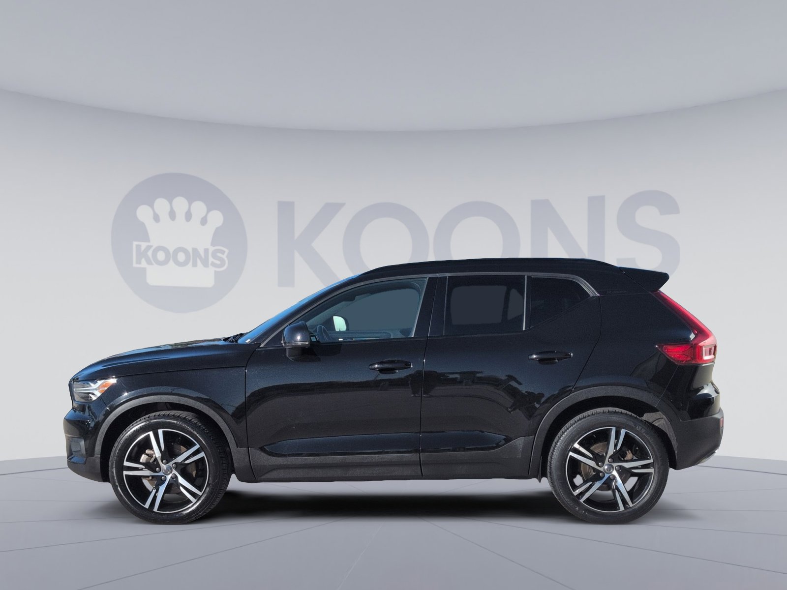 2020 Volvo XC40 R-Design photo 2