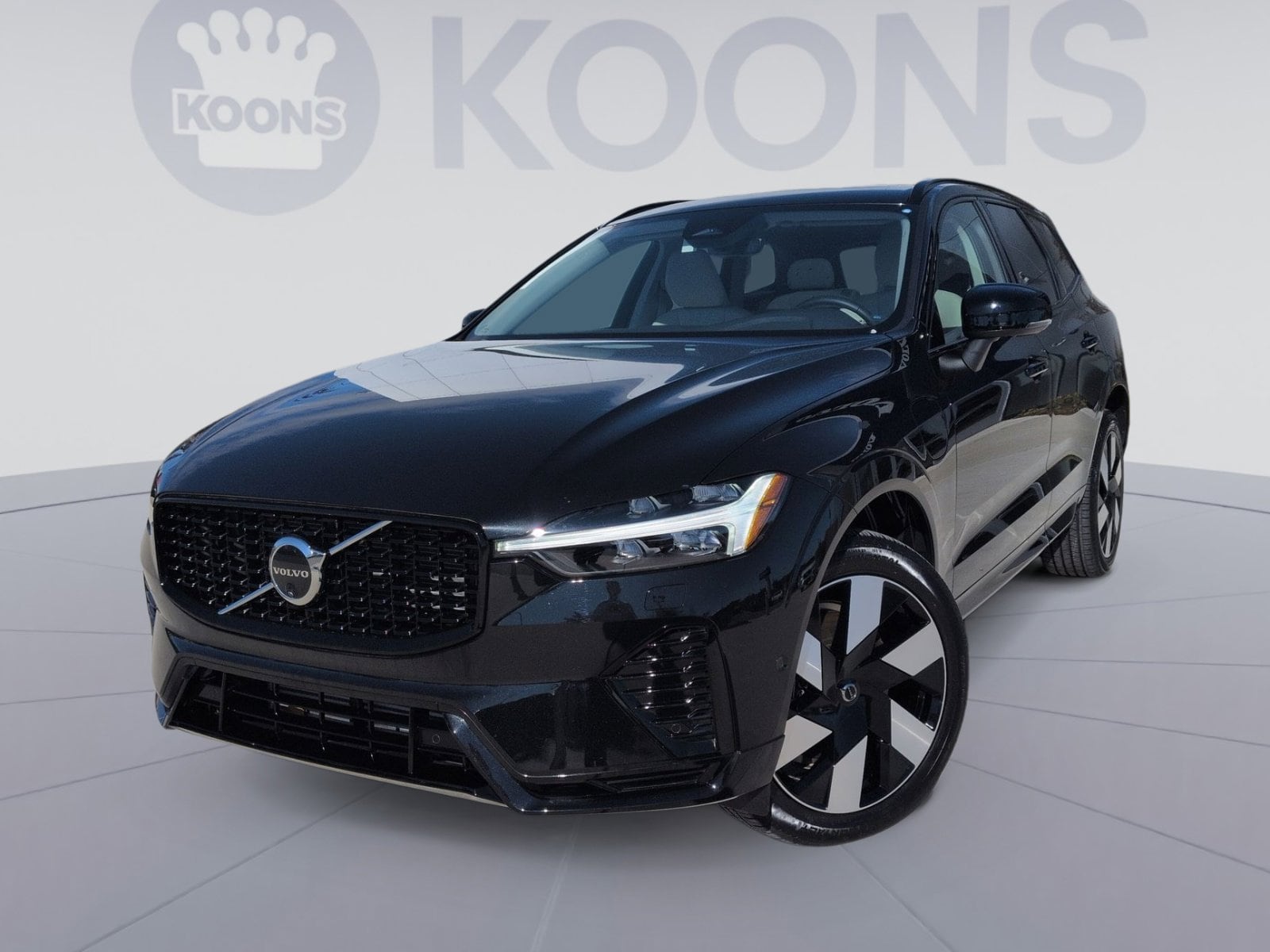 2025 Volvo XC60 Plus's photo