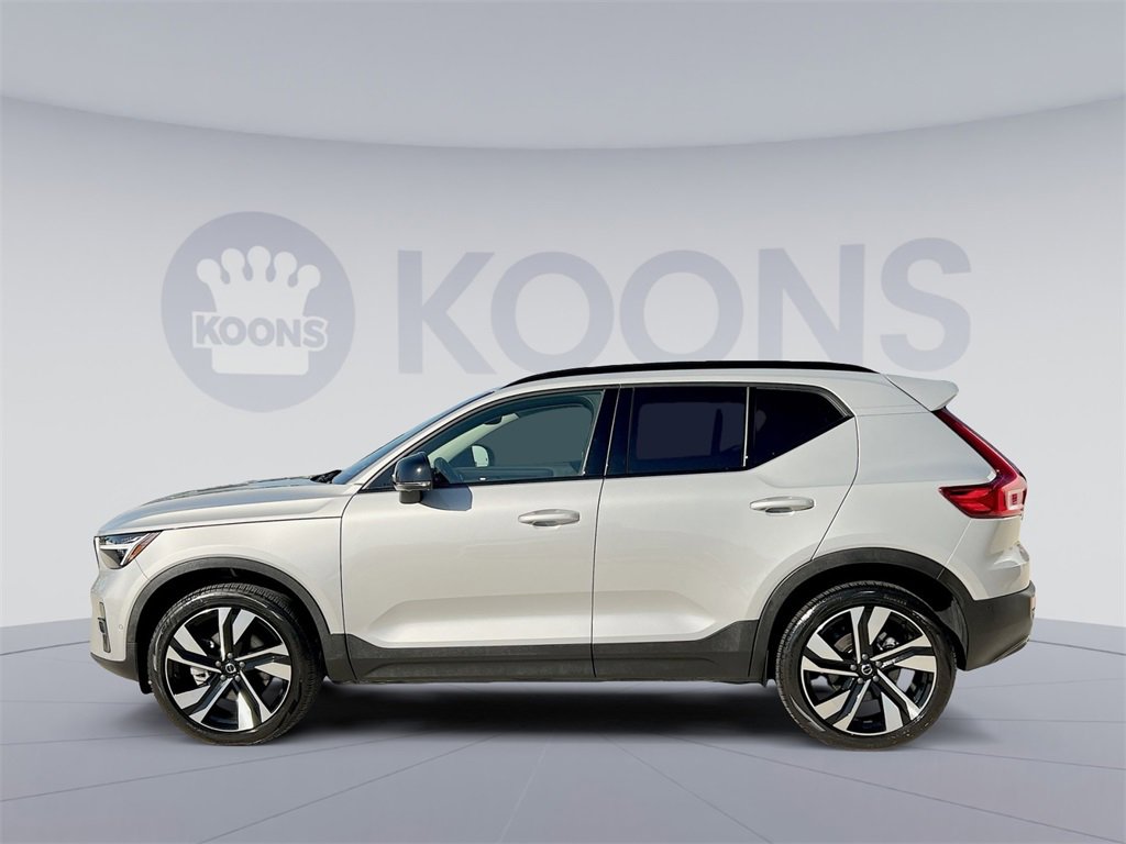 2025 Volvo XC40 Plus photo 2