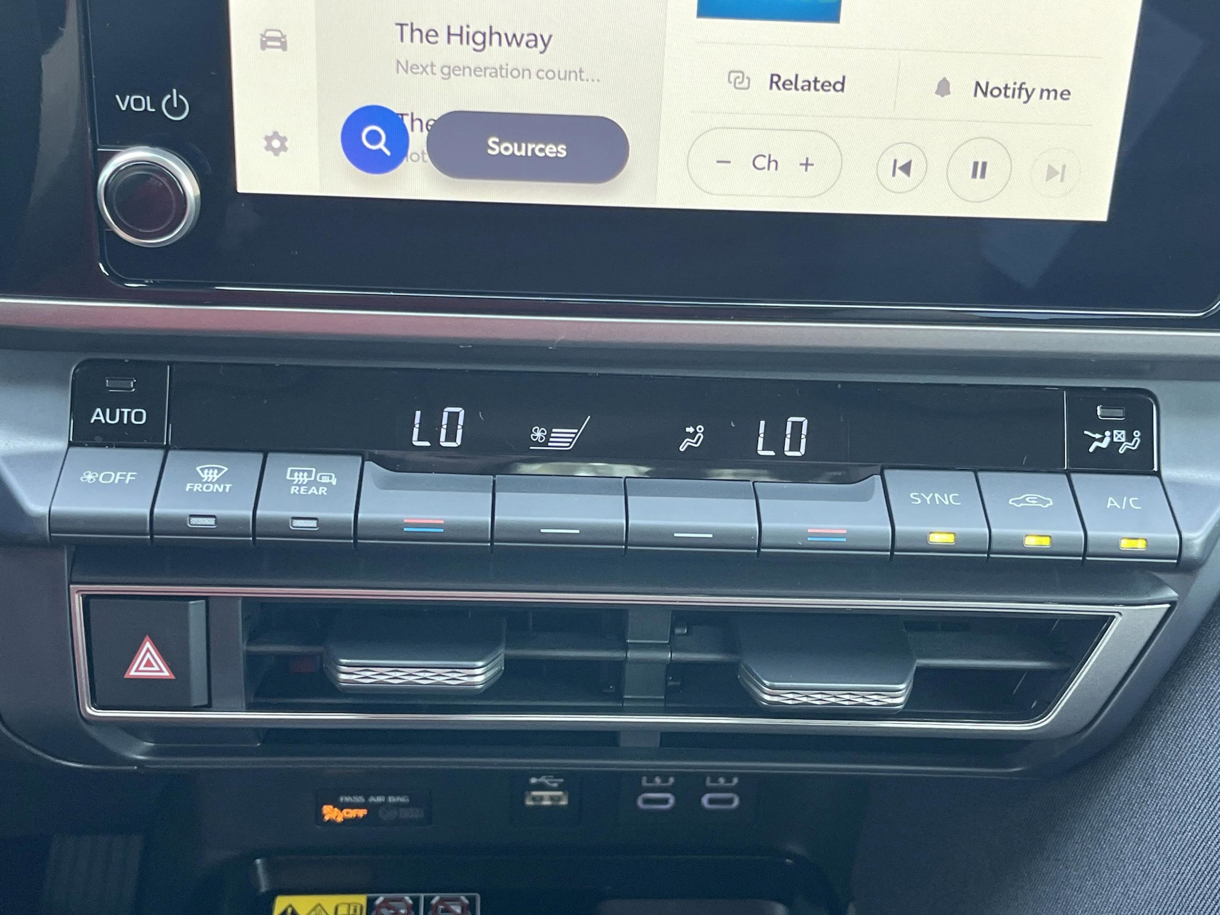 2025 Toyota Camry LE - Photo 10