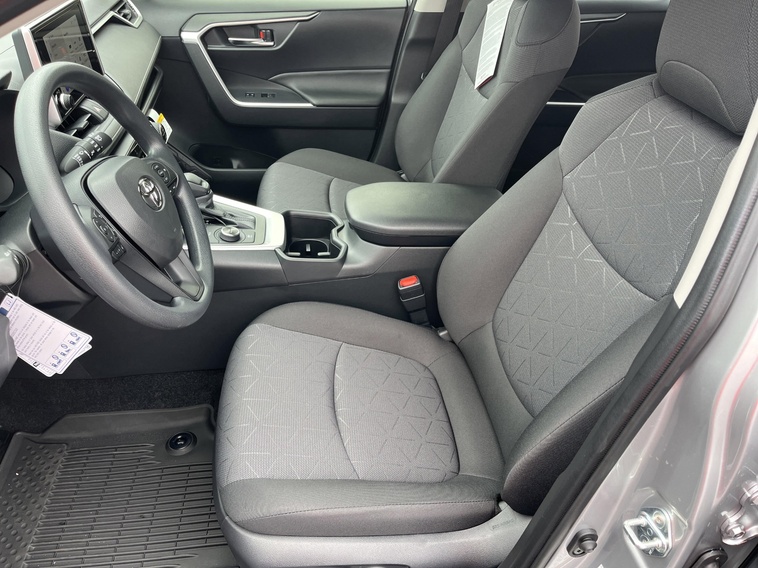 2025 Toyota RAV4 XLE - Photo 21