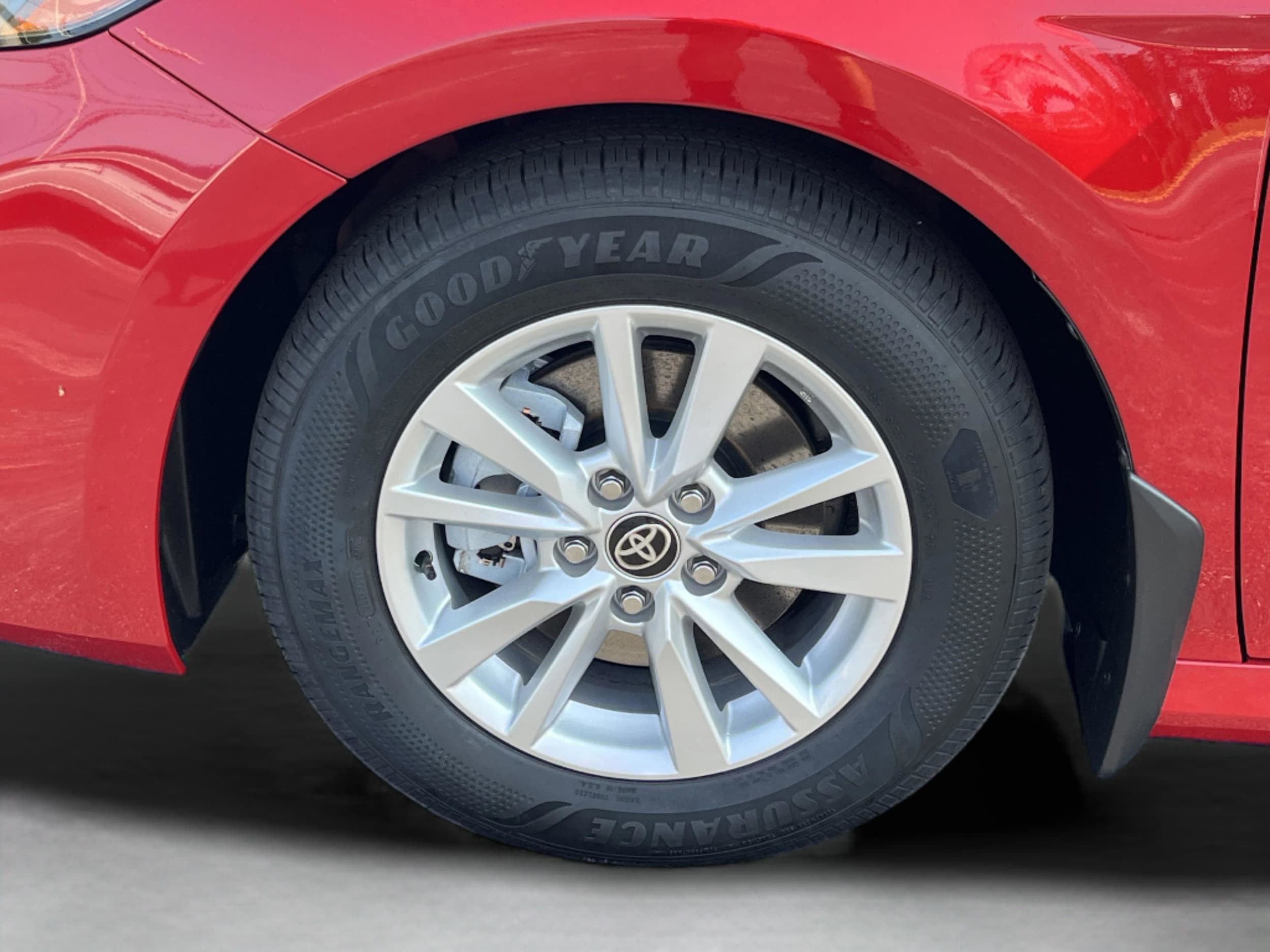 2025 Toyota Camry LE - Photo 30