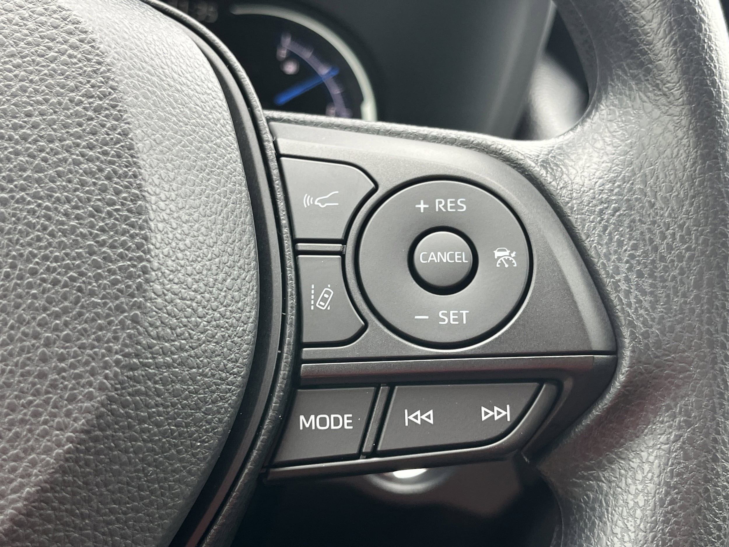 2025 Toyota RAV4 XLE - Photo 17