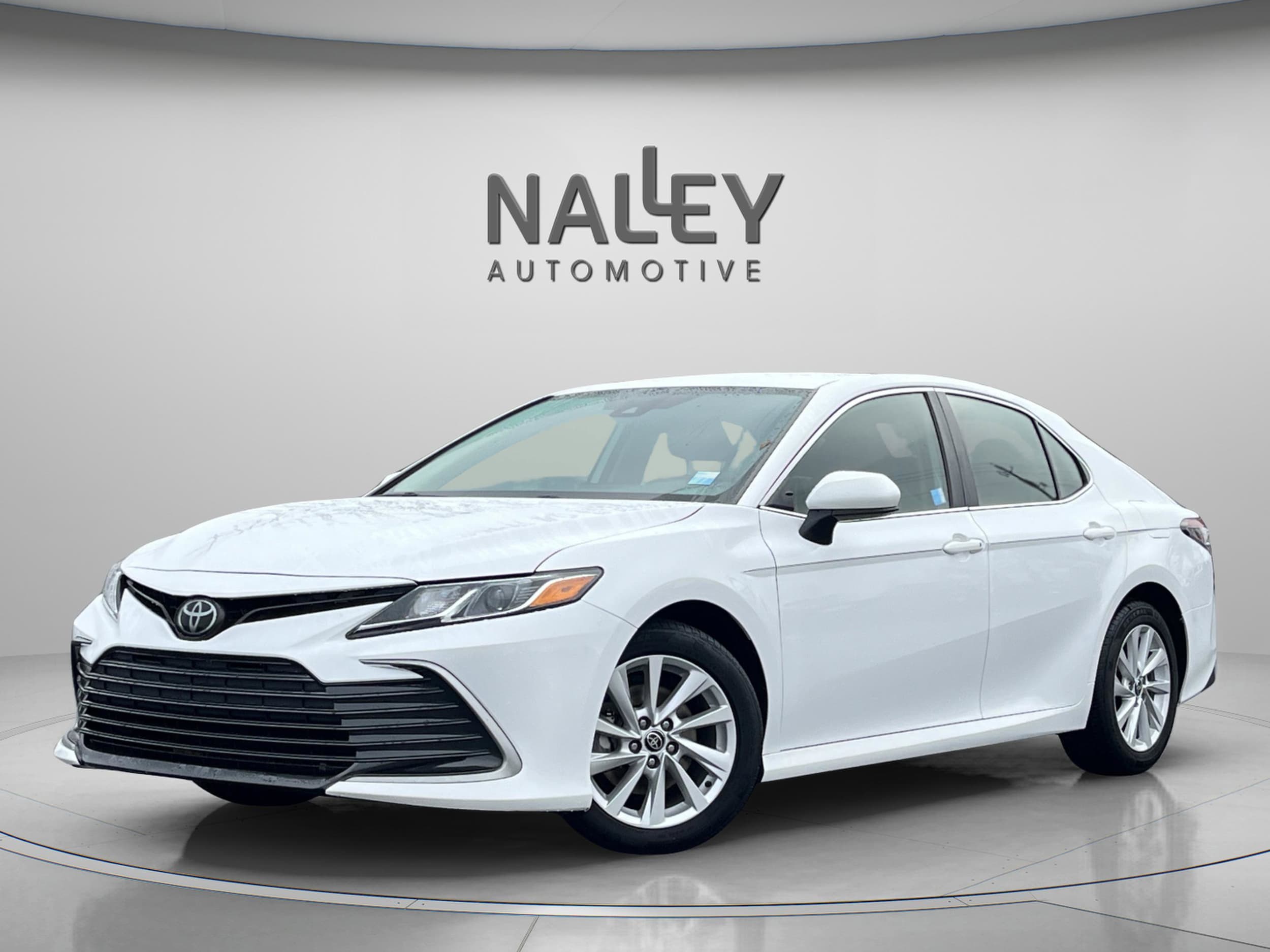 2022 Toyota Camry LE's photo