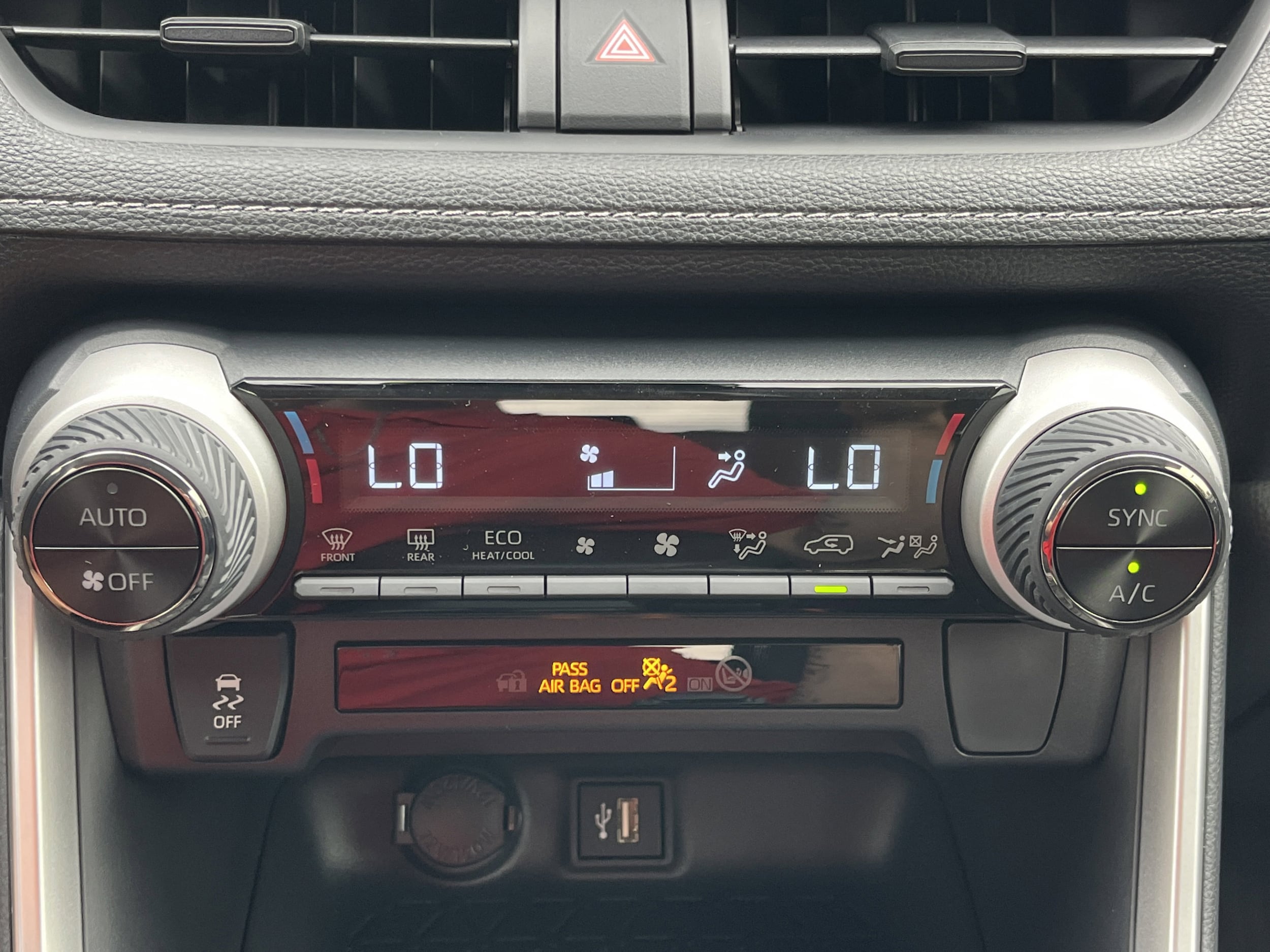 2025 Toyota RAV4 XLE - Photo 10