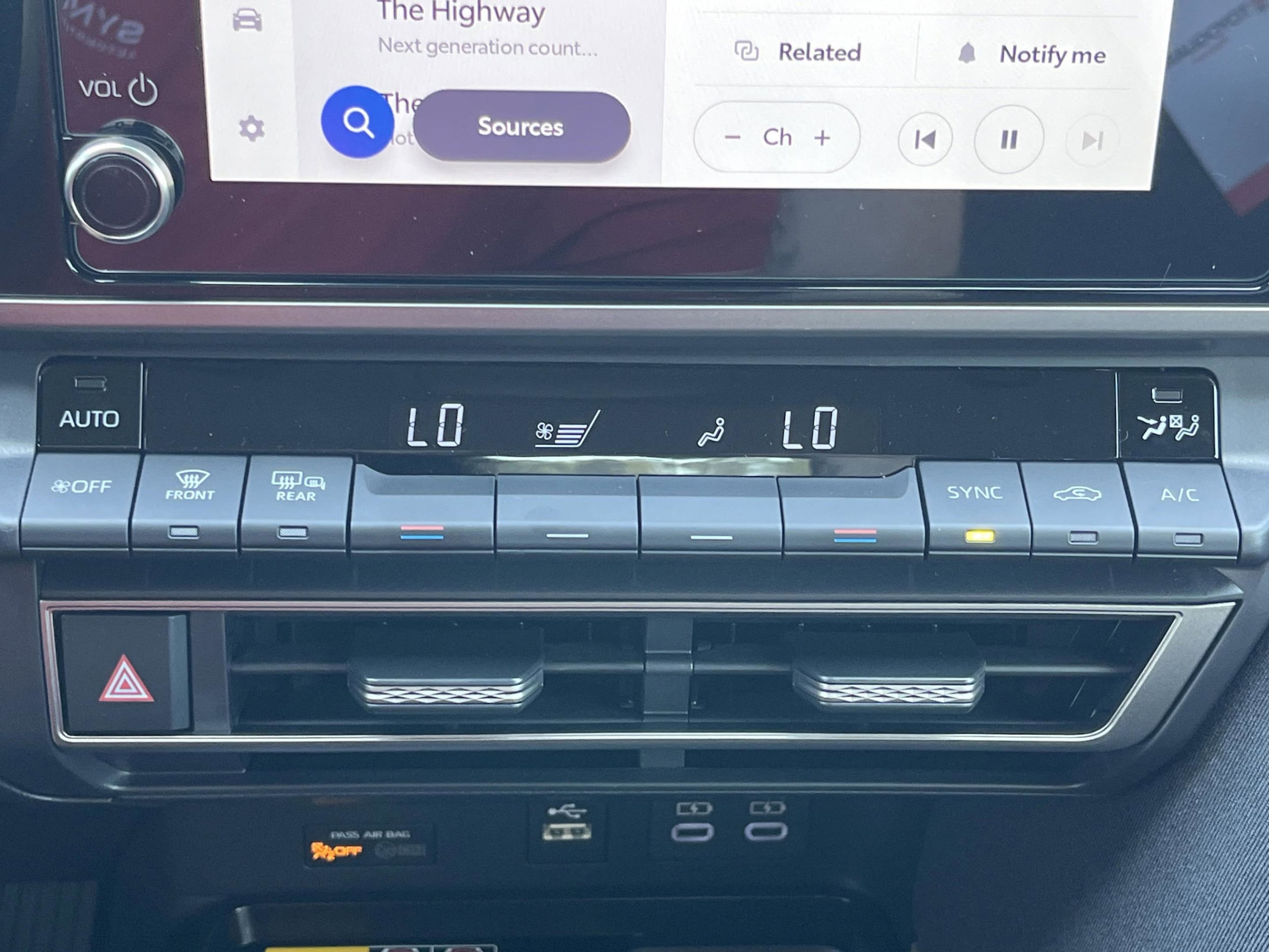 2025 Toyota Camry LE - Photo 10