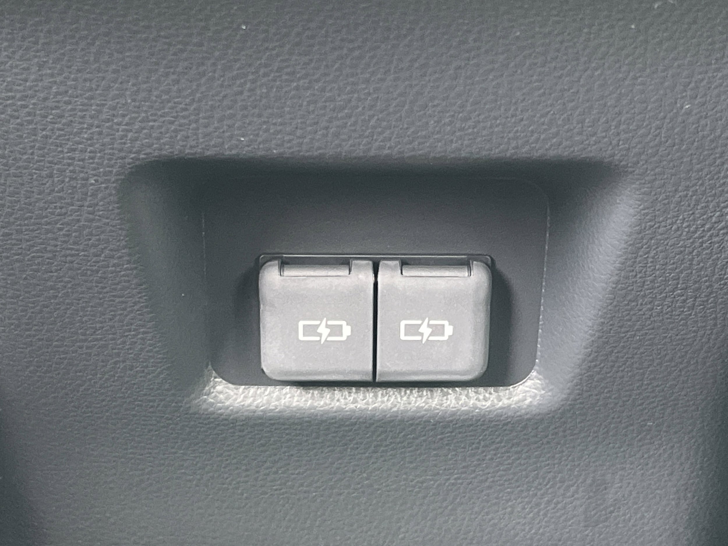 2025 Toyota RAV4 XLE - Photo 24