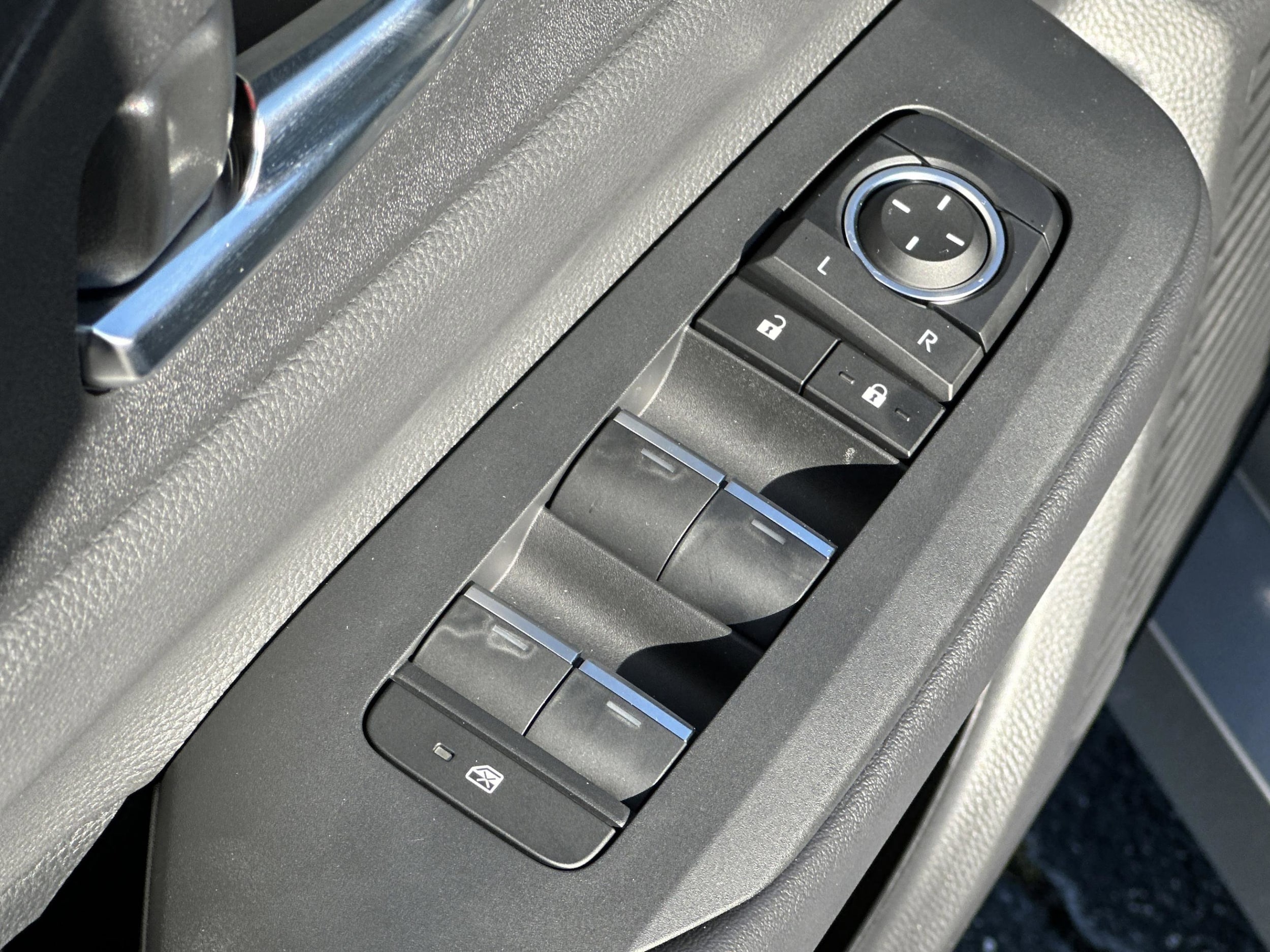 2026 Toyota Prius Plug-in Hybrid XSE Premium - Photo 31