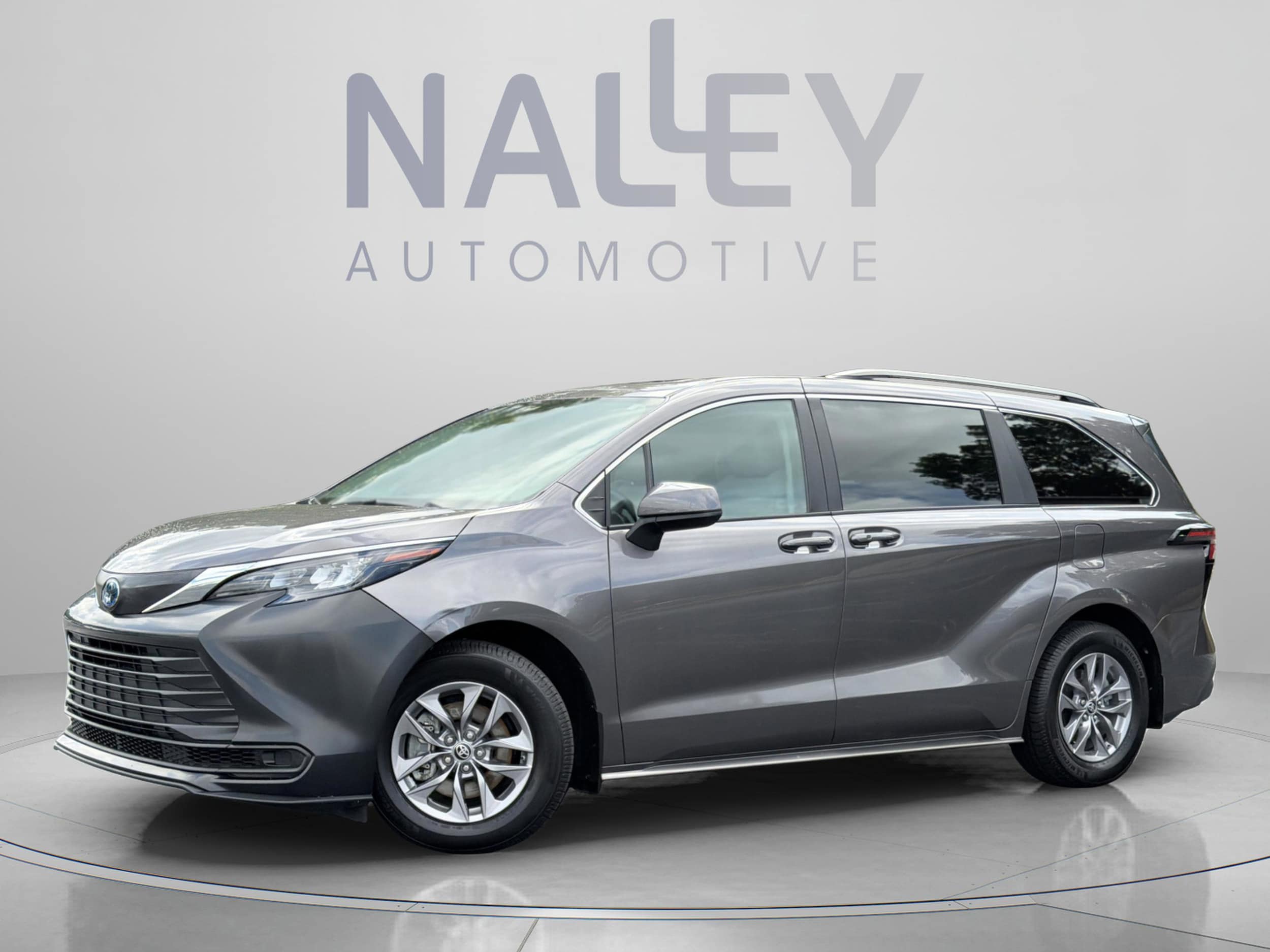 2024 Toyota Sienna LE 8-Passenger Hybrid FWD's photo