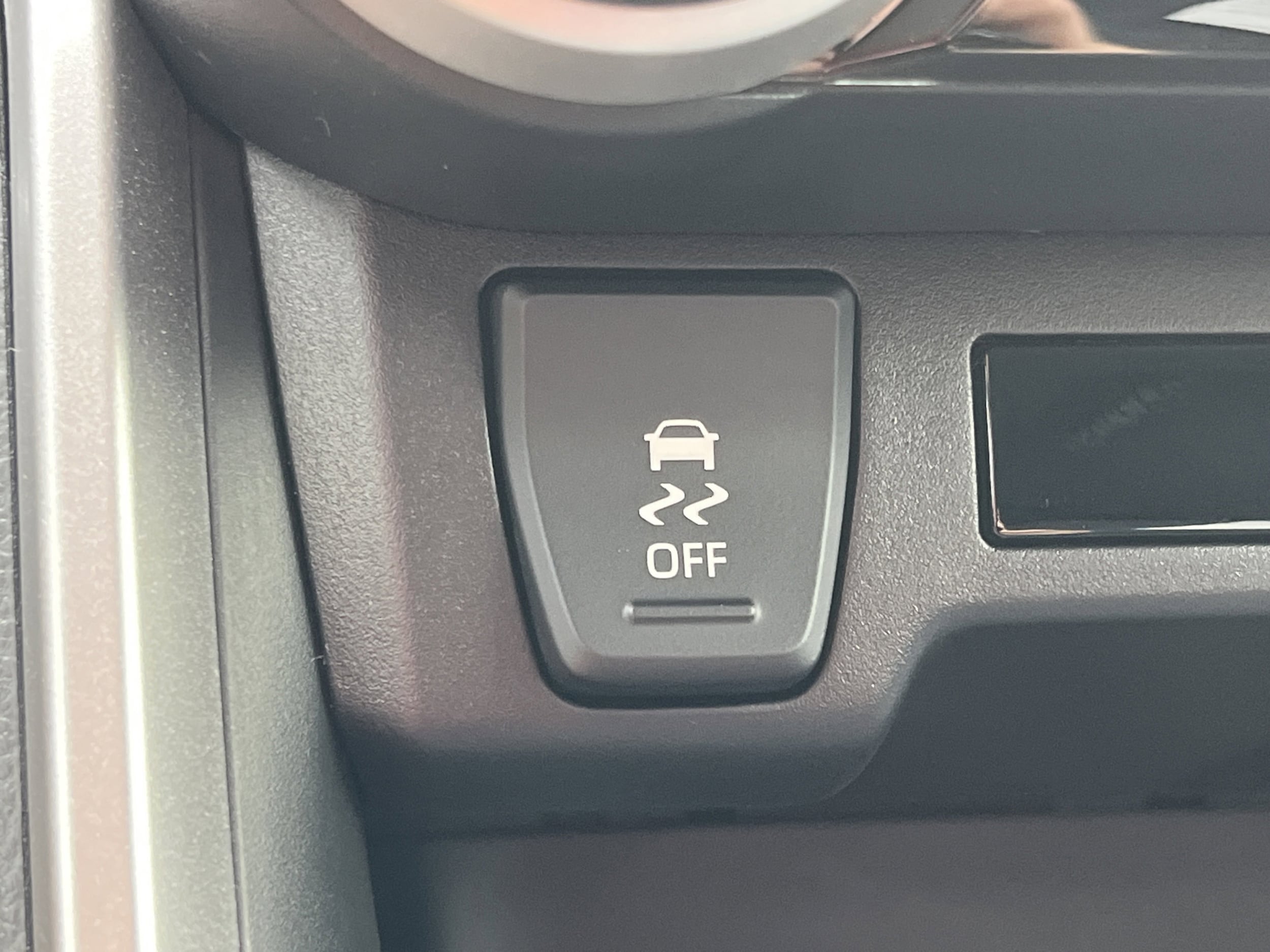 2025 Toyota RAV4 XLE - Photo 11
