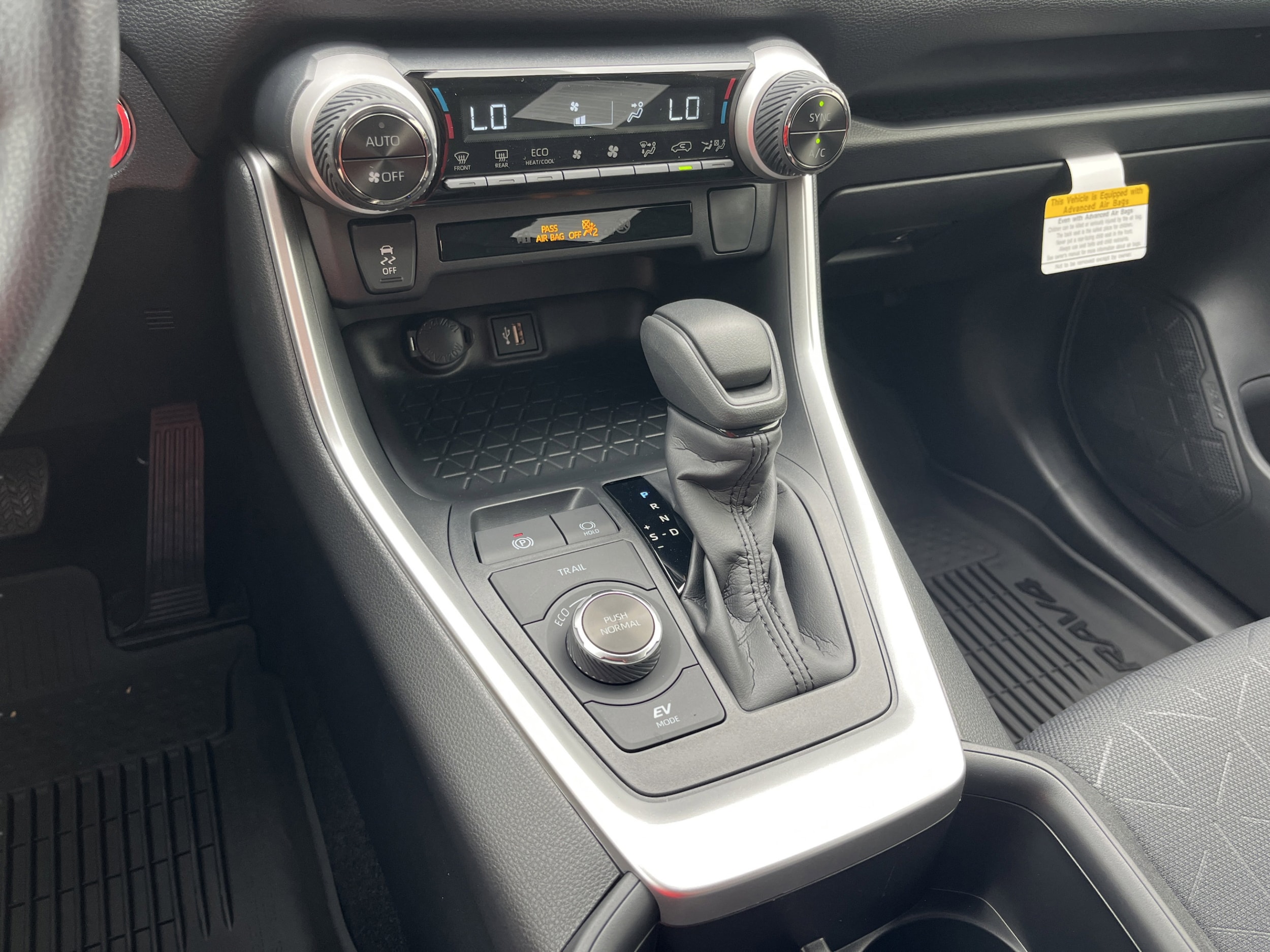 2025 Toyota RAV4 XLE - Photo 16