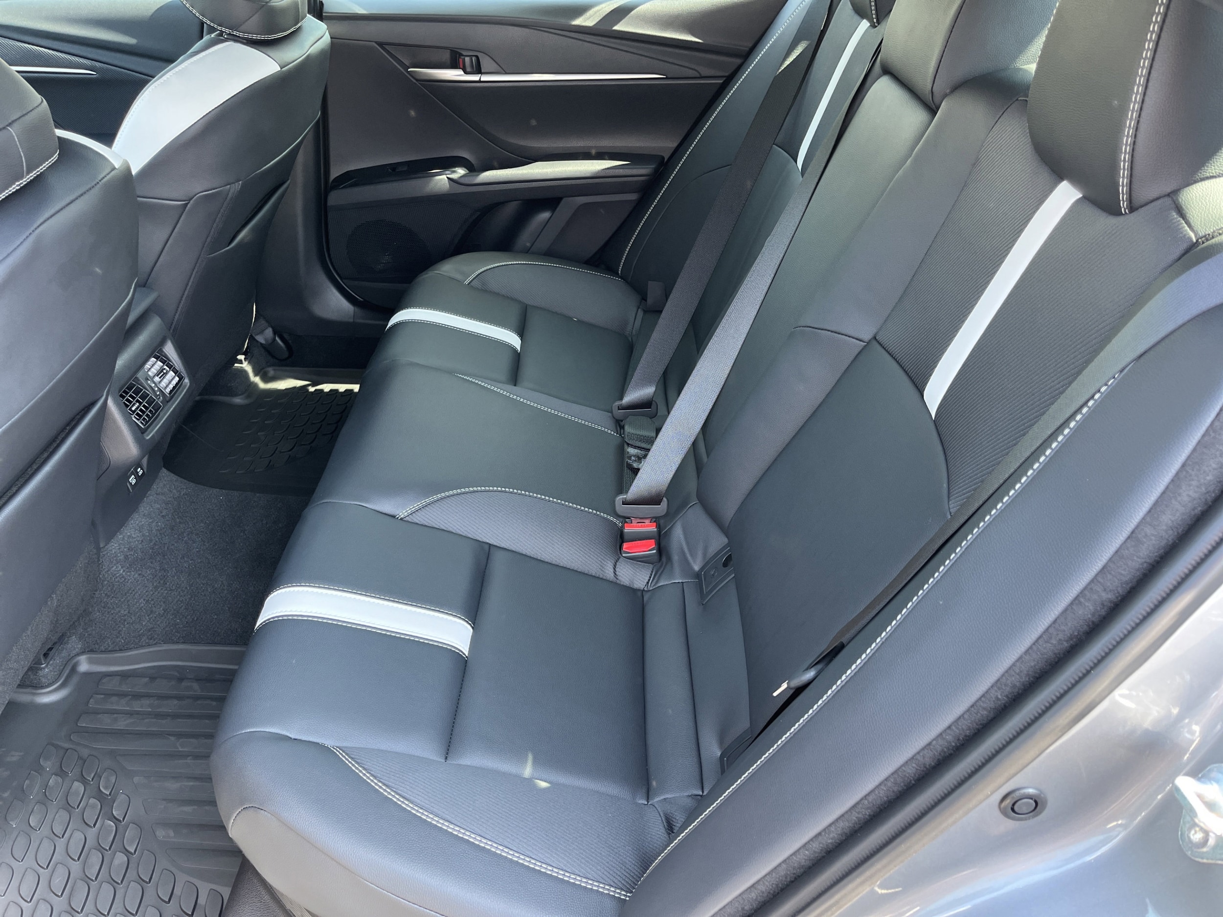 2025 Toyota Camry SE - Photo 24
