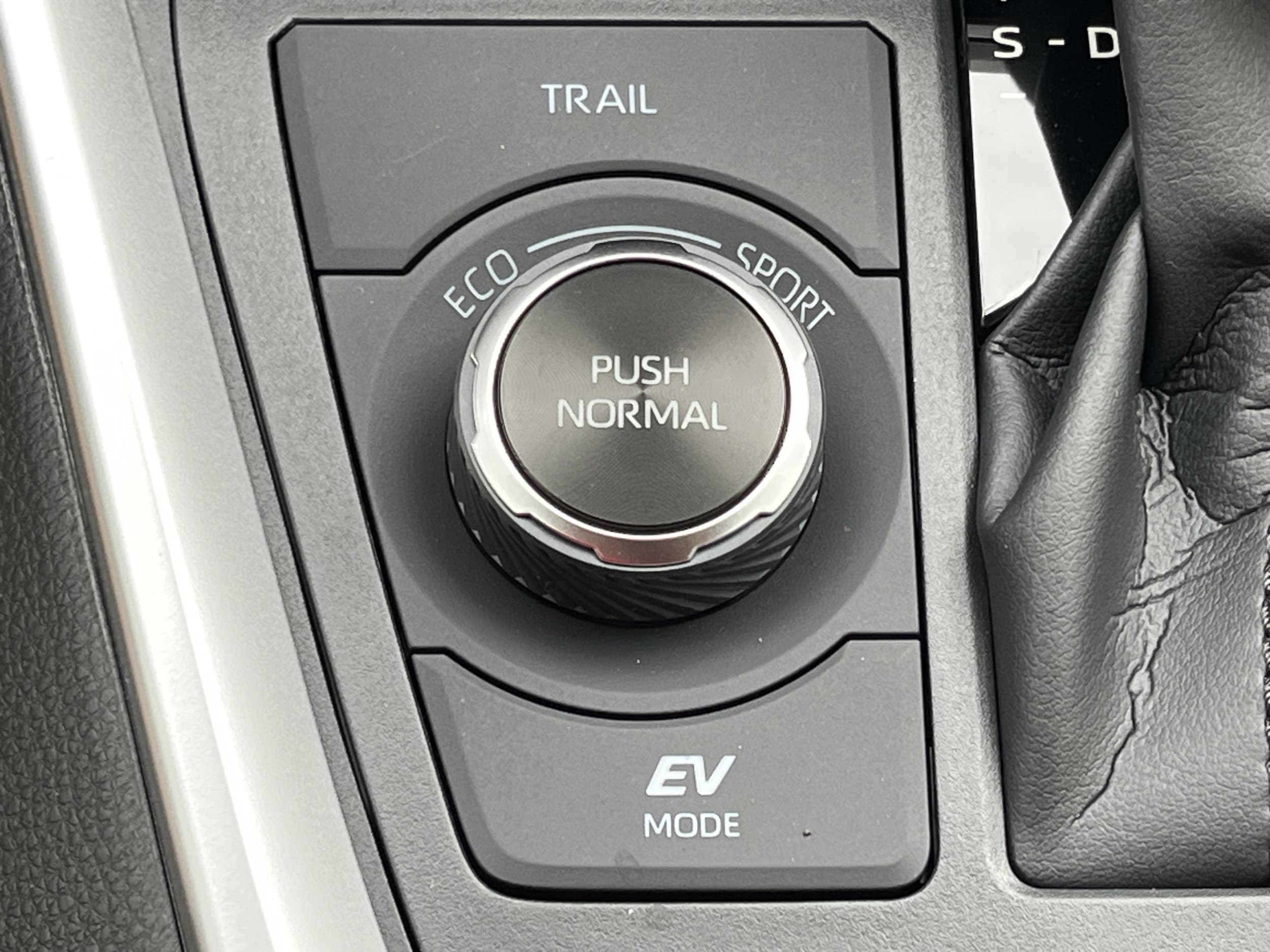2025 Toyota RAV4 XLE - Photo 14