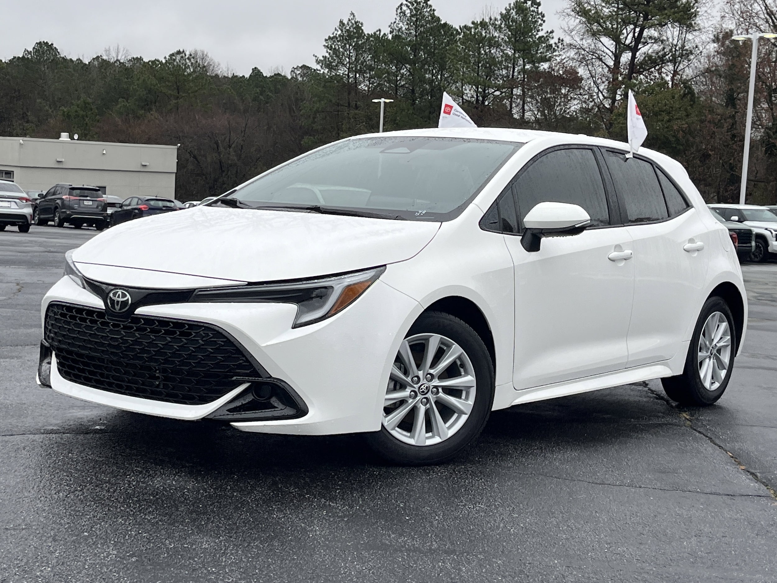 2025 Toyota Corolla Hatchback SE's photo