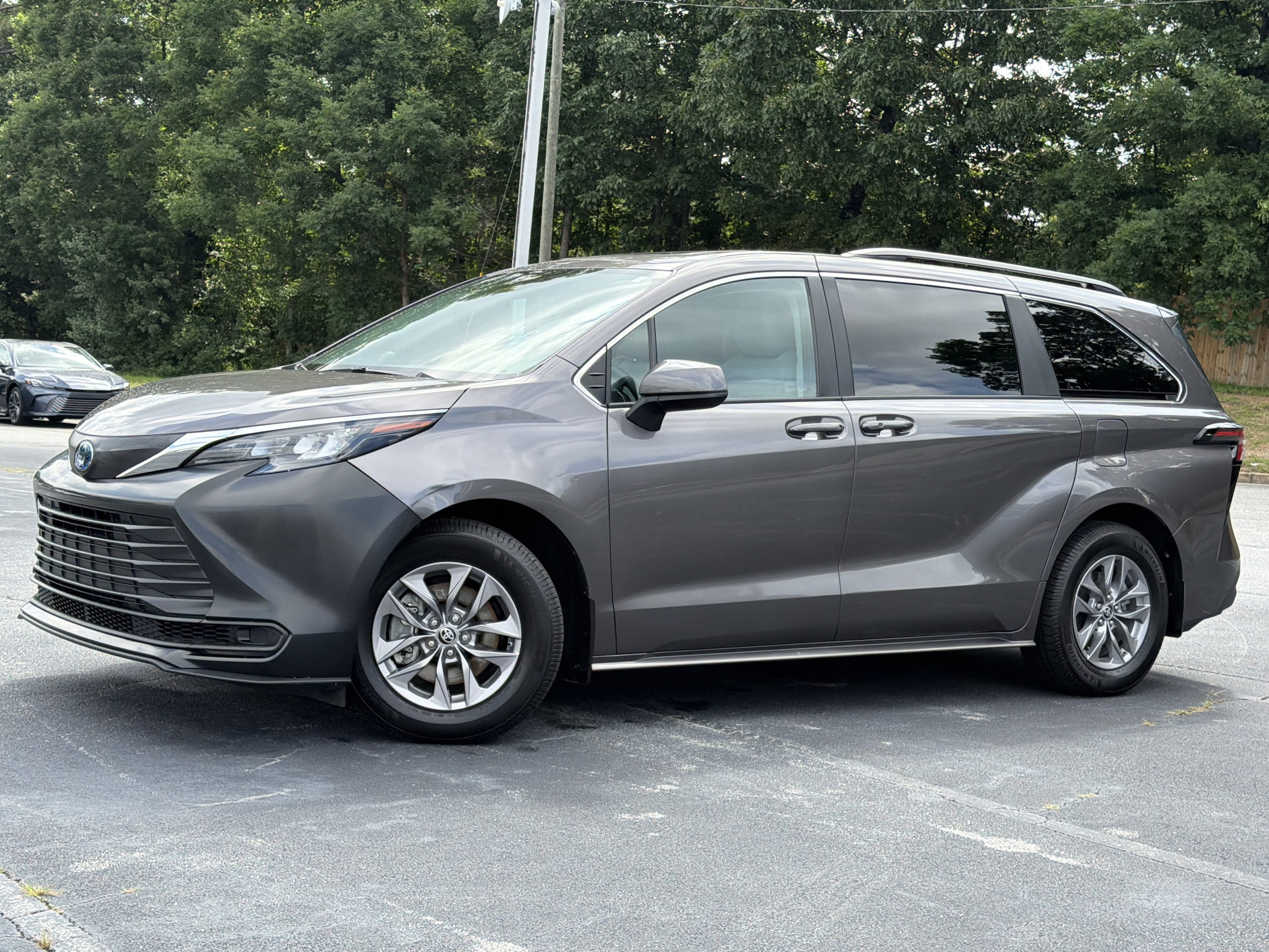 2024 Toyota Sienna LE 8-Passenger Hybrid FWD's photo