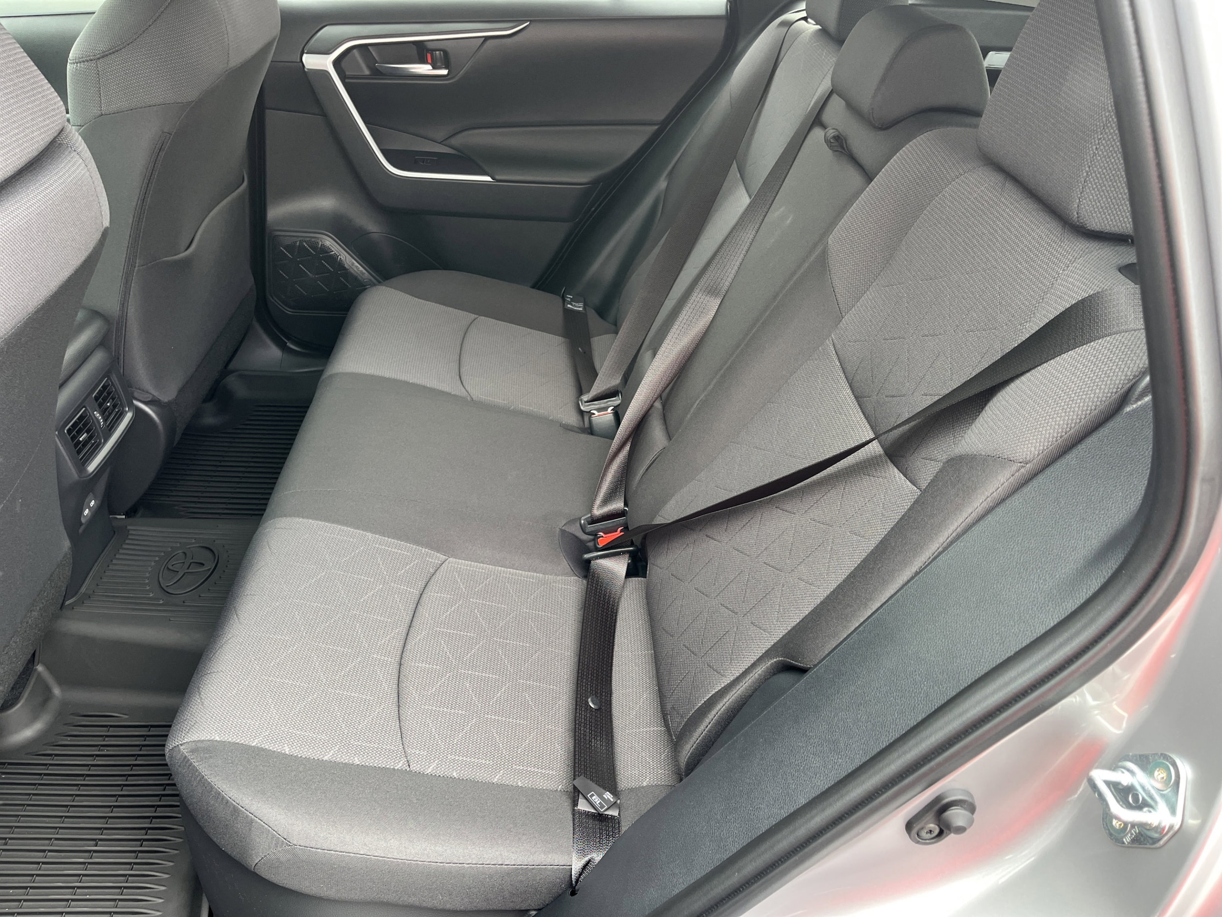 2025 Toyota RAV4 XLE - Photo 23