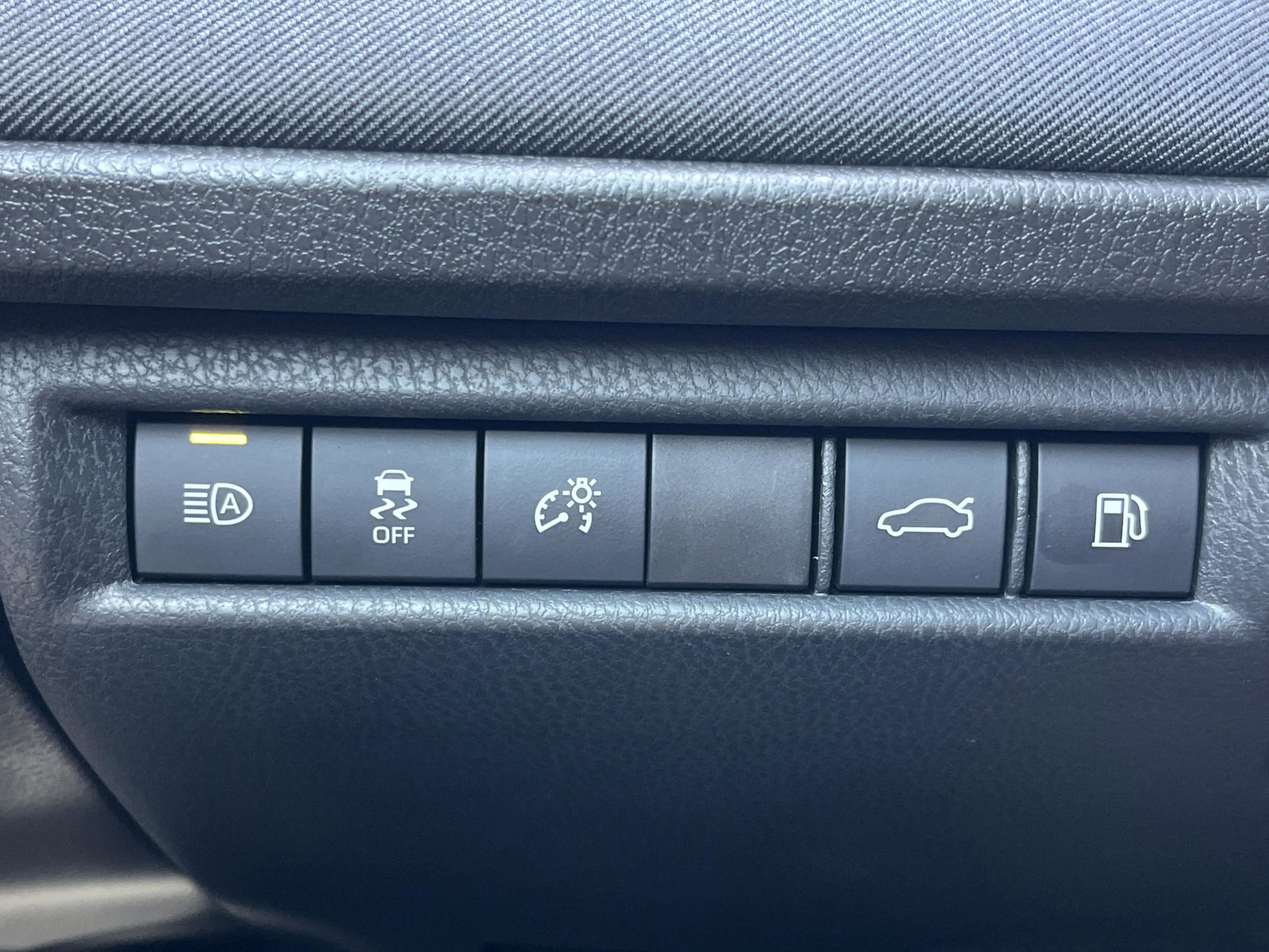 2025 Toyota Camry LE - Photo 18