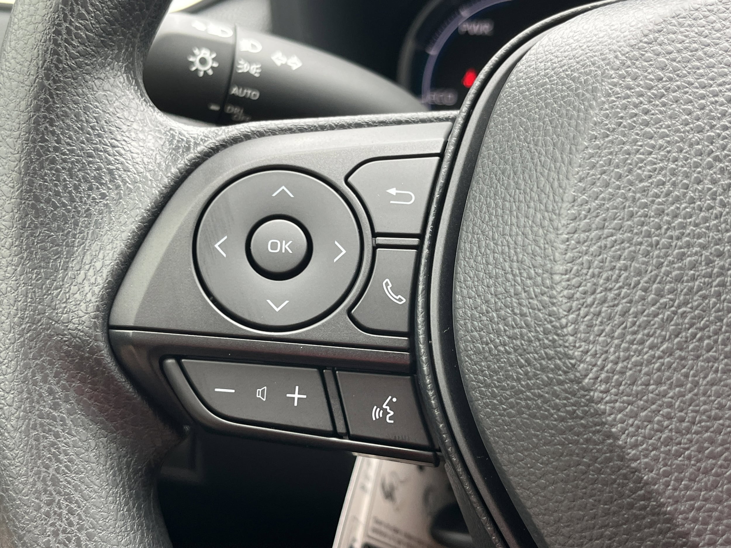 2025 Toyota RAV4 XLE - Photo 18
