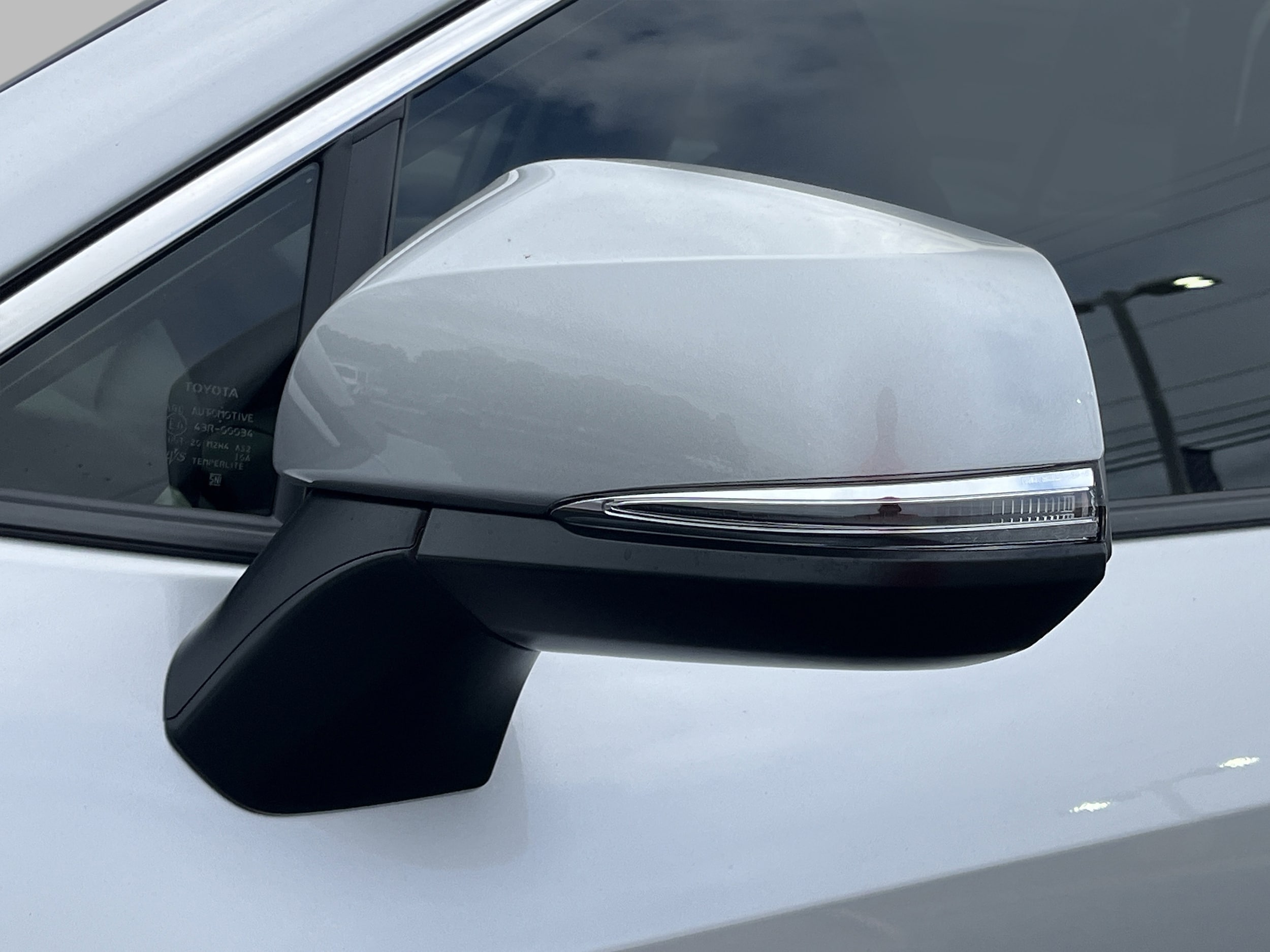 2025 Toyota RAV4 XLE - Photo 28