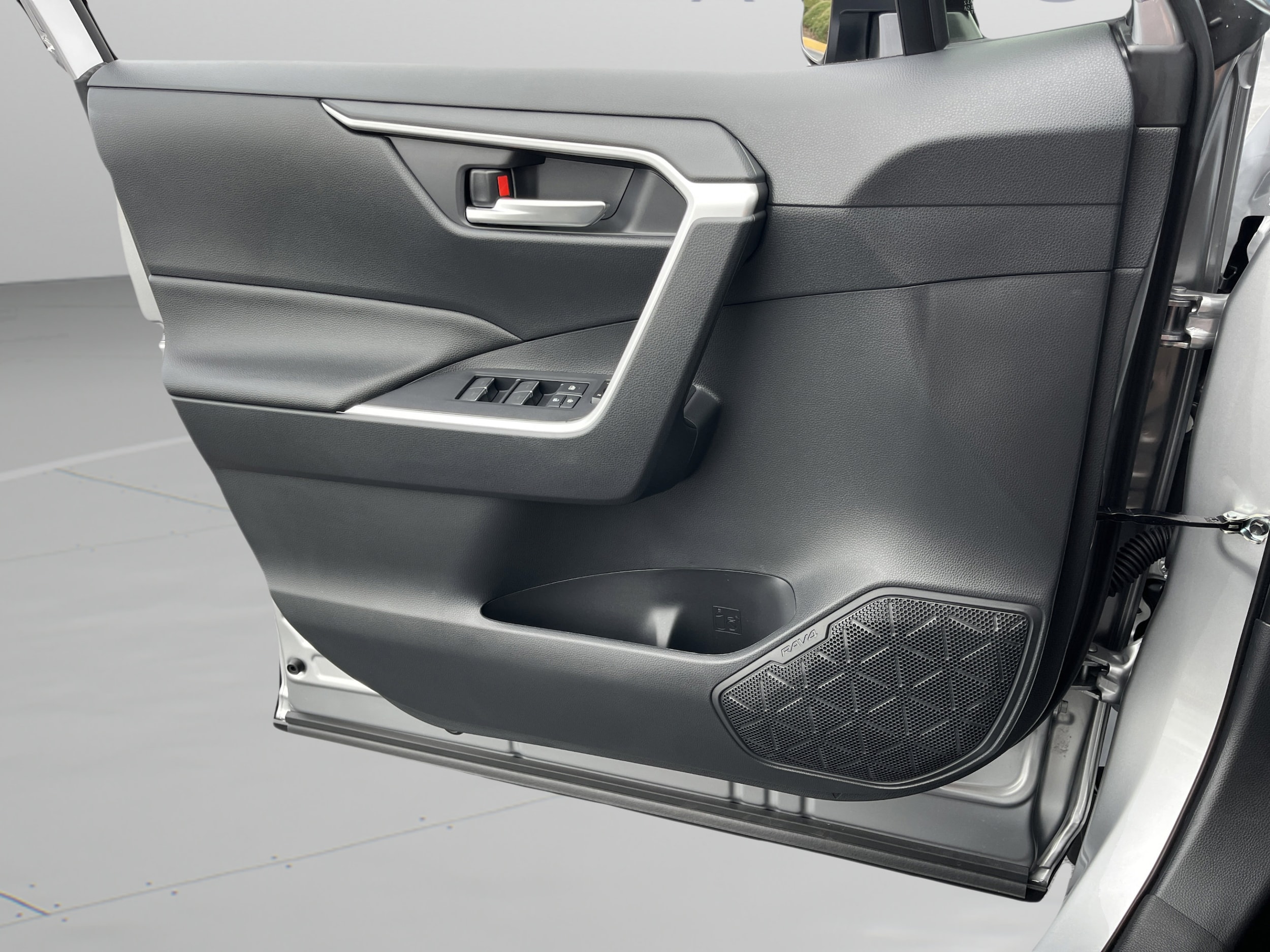 2025 Toyota RAV4 XLE - Photo 20