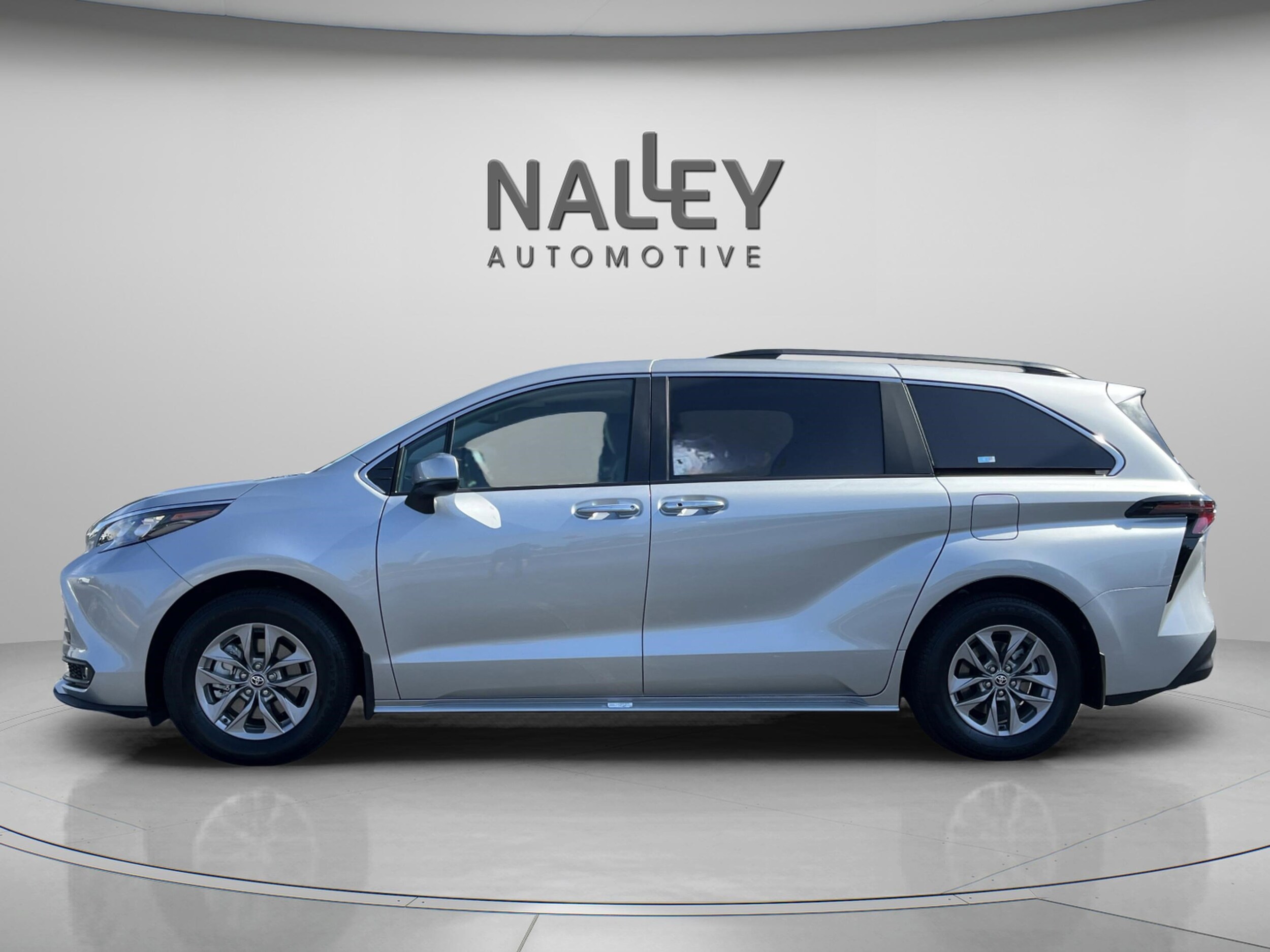 2025 Toyota Sienna XLE photo 2