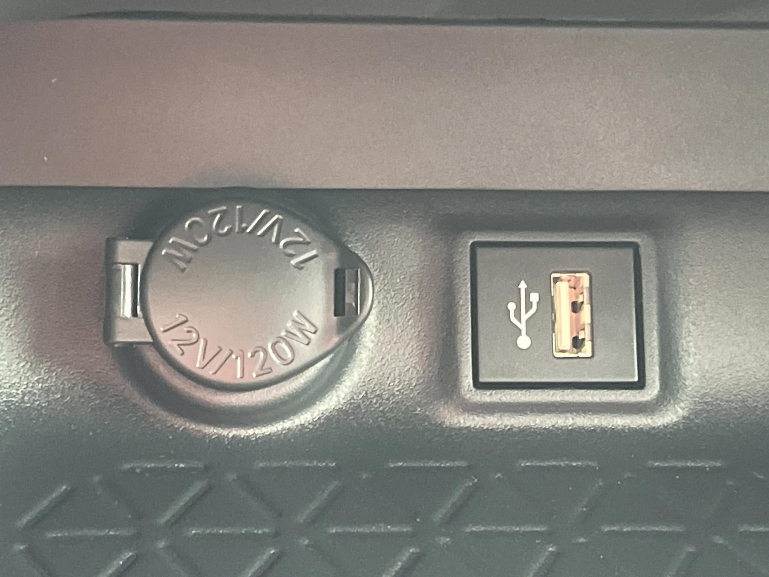 2025 Toyota RAV4 XLE - Photo 12